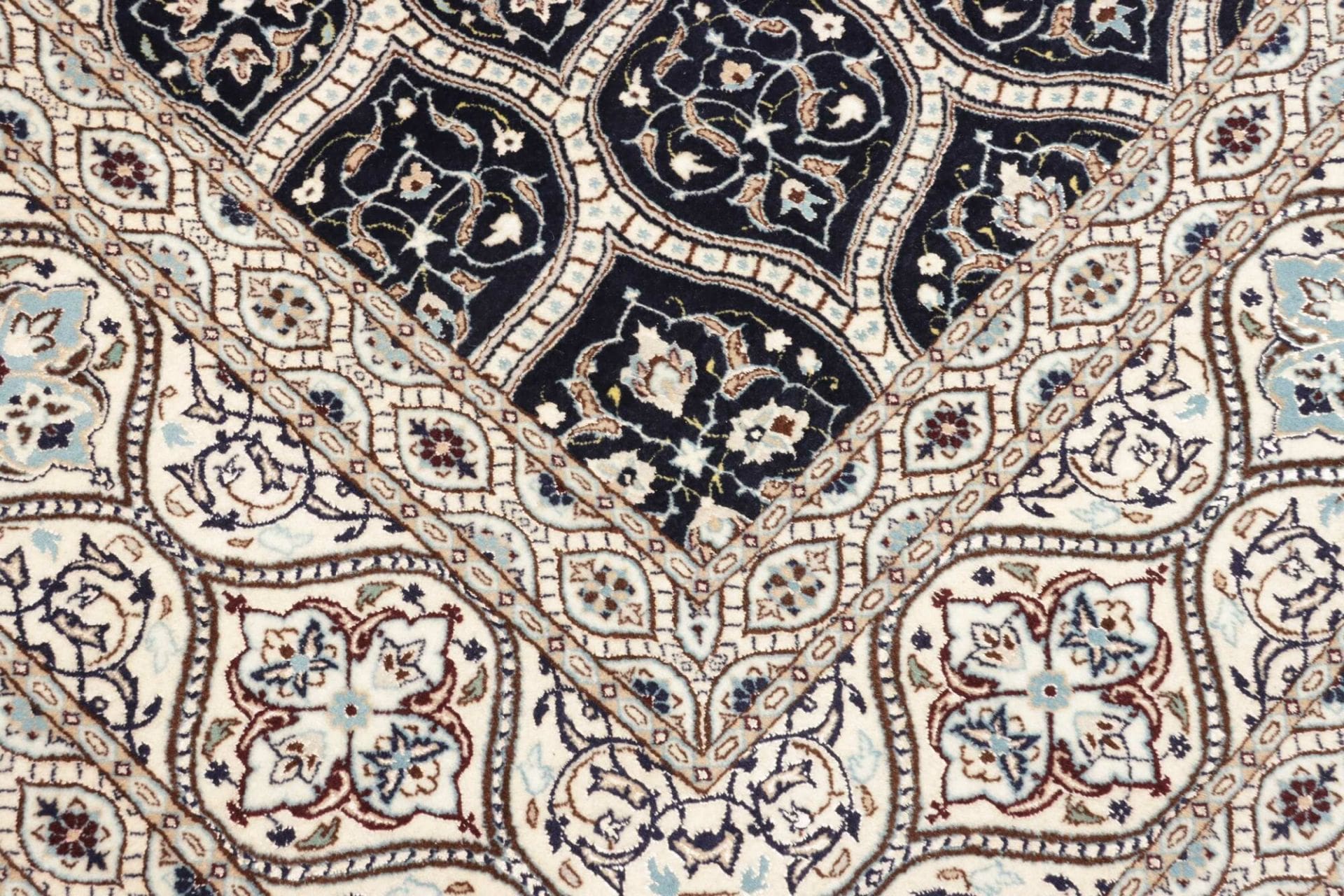Nain Persian Rug — hand-knotted, 213 × 311 cm, Wool