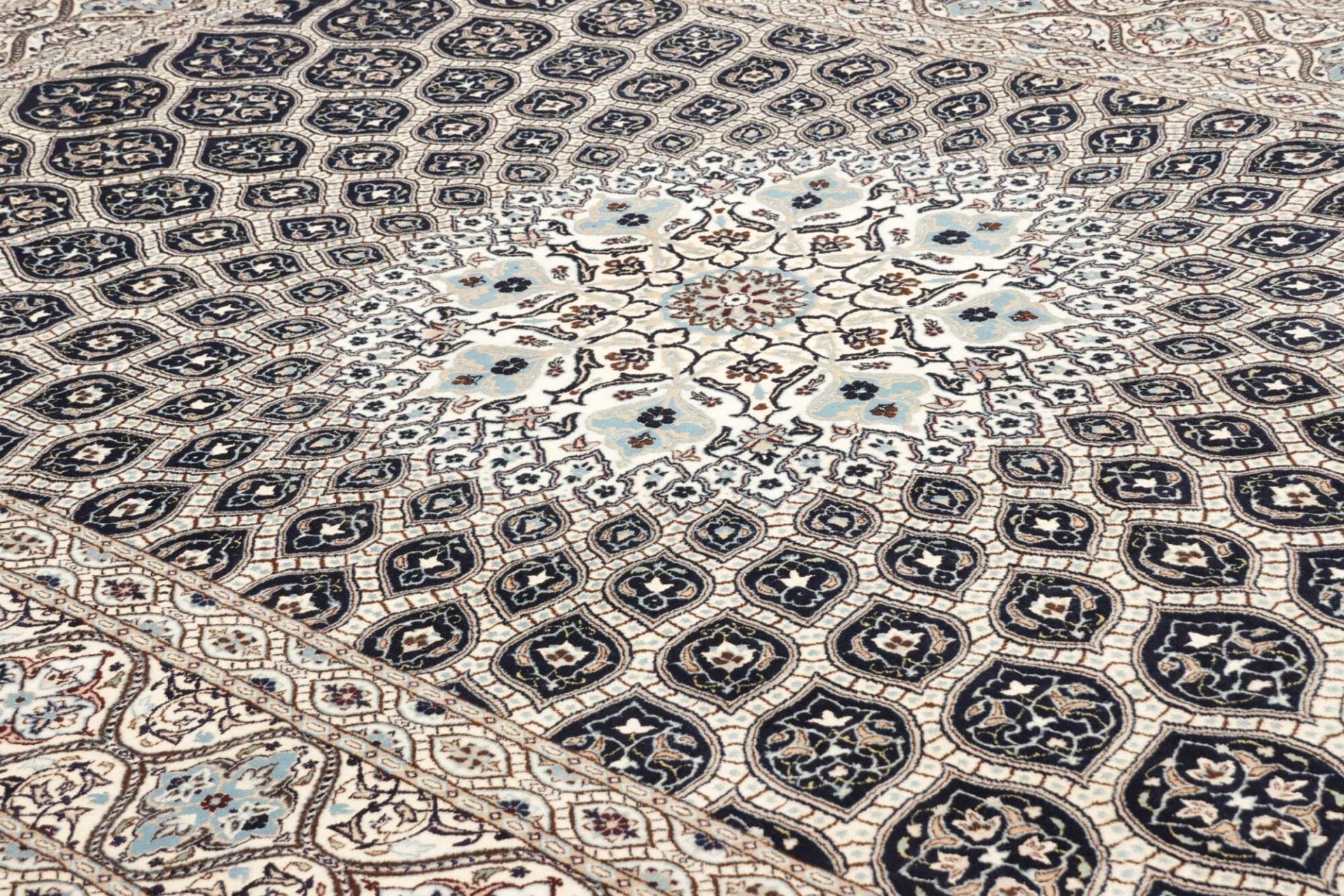 Nain Persian Rug — hand-knotted, 213 × 311 cm, Wool