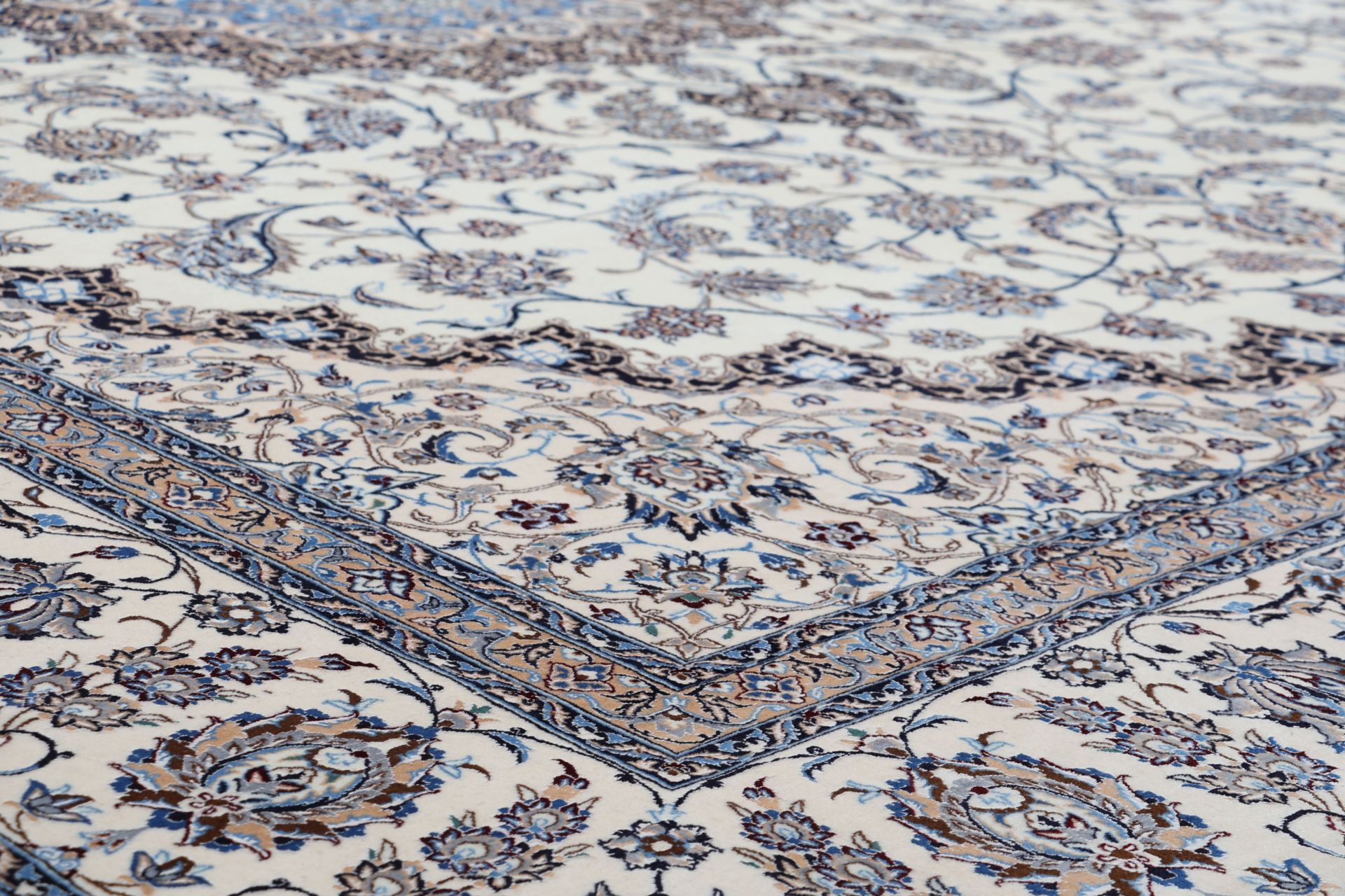 perserteppich-nain-312-x-425-cm-schurwolle-seide-handgeknupft-3 Nain Persian Rug — hand-knotted, 312 × 425 cm, Wool & Silk