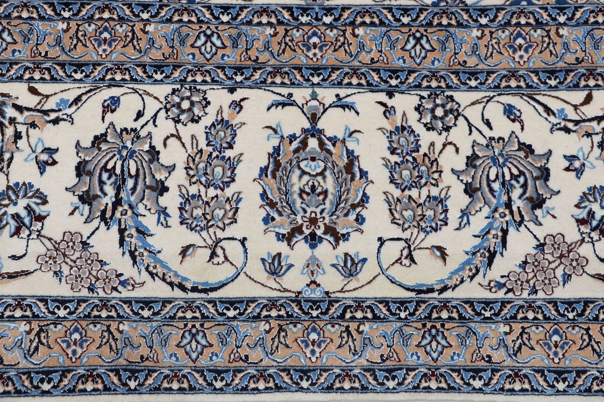 perserteppich-nain-312-x-425-cm-schurwolle-seide-handgeknupft-5 Nain Persian Rug — hand-knotted, 312 × 425 cm, Wool & Silk