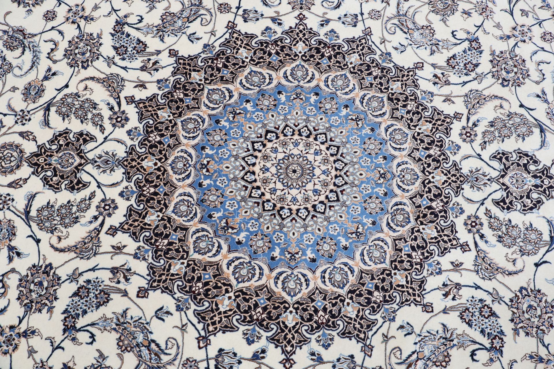perserteppich-nain-312-x-425-cm-schurwolle-seide-handgeknupft-6 Nain Persian Rug — hand-knotted, 312 × 425 cm, Wool & Silk