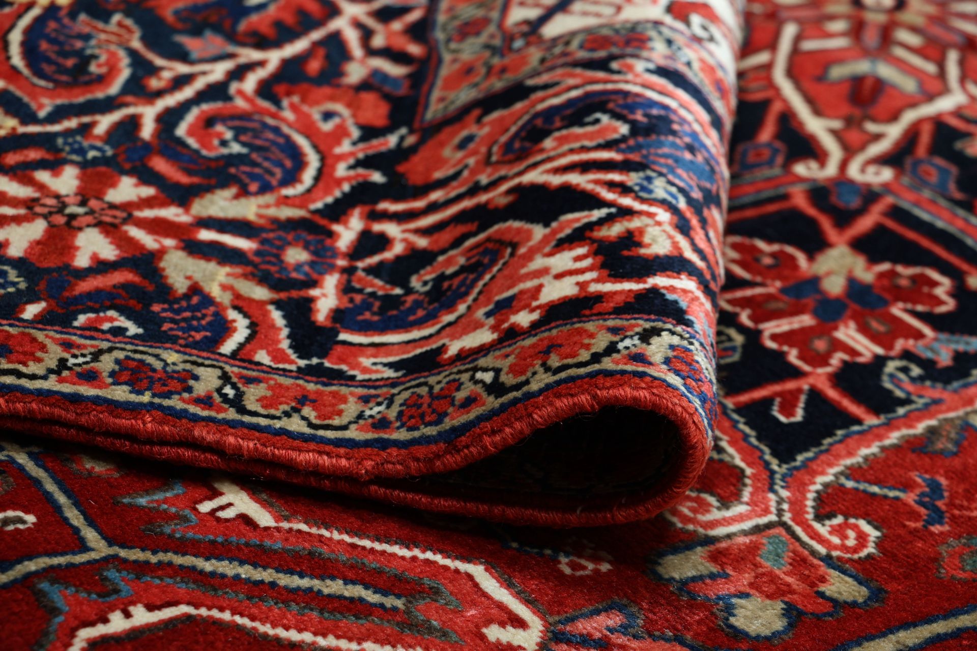 Hand-Knotted Wool Heriz Persian Rug, 285 × 390 cm