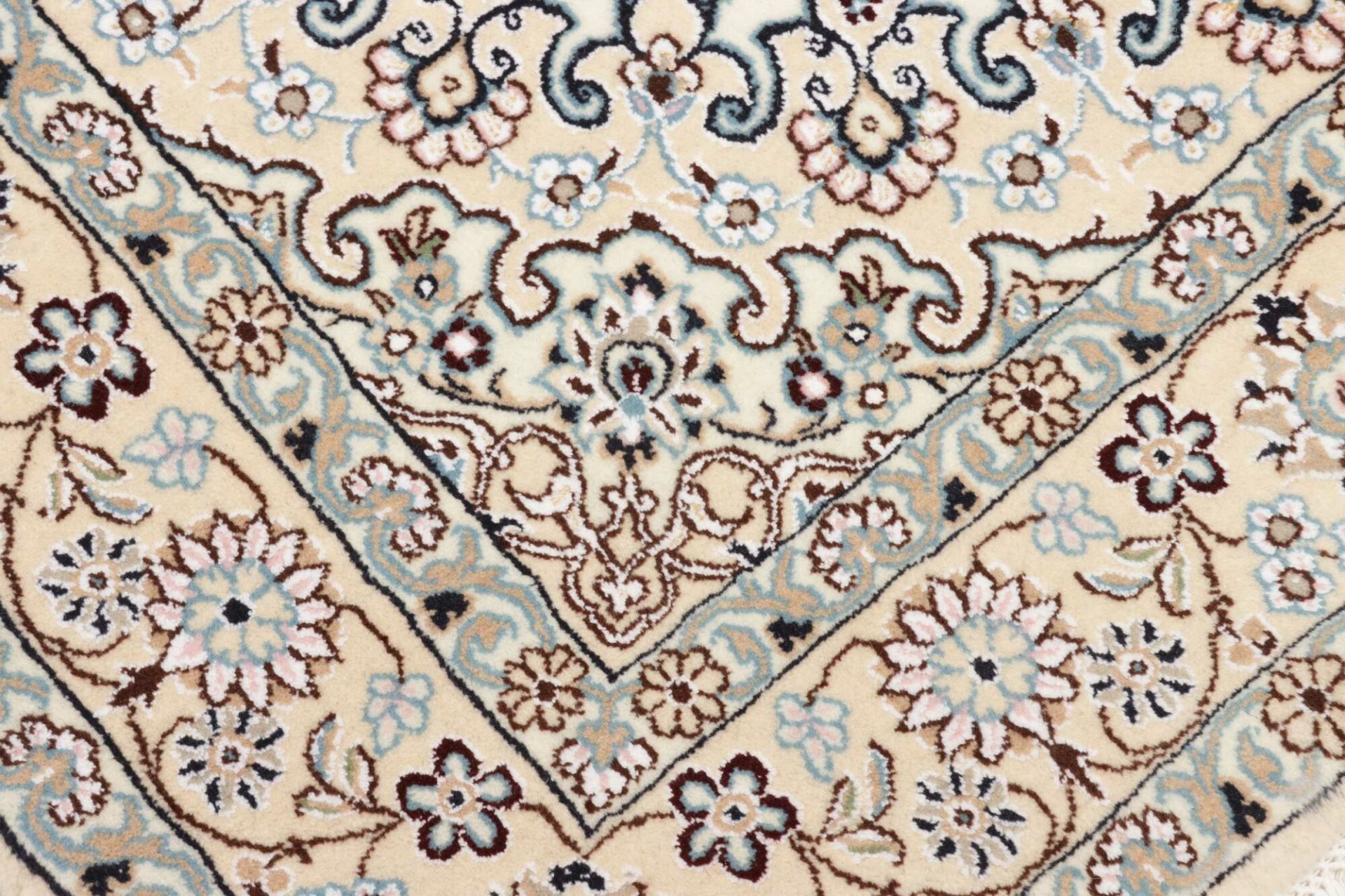 Nain Persian Rug — hand-knotted, 136 × 204 cm, Wool