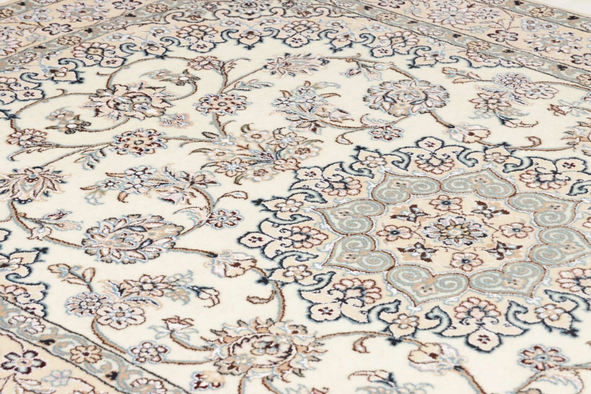 Nain Persian Rug — hand-knotted, 136 × 204 cm, Wool