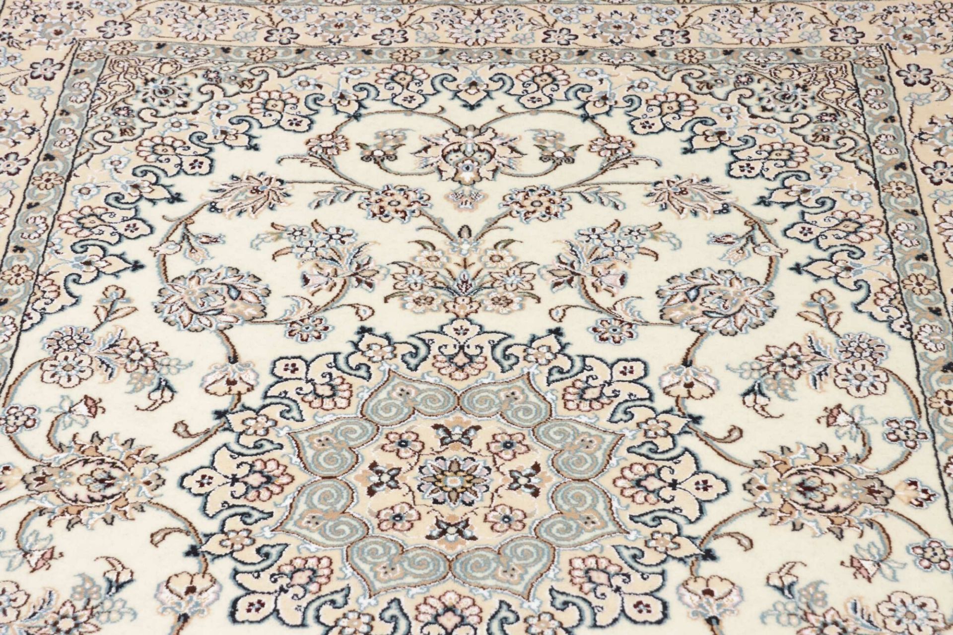 Nain Persian Rug — hand-knotted, 136 × 204 cm, Wool