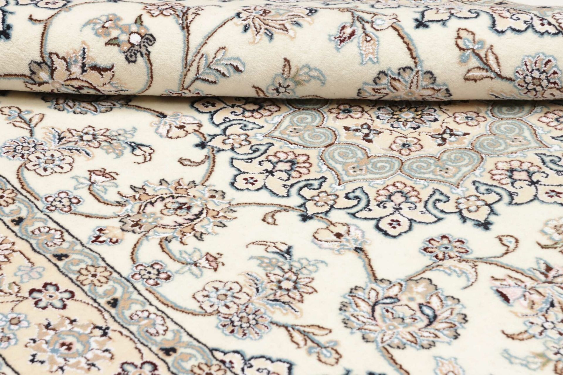 Nain Persian Rug — hand-knotted, 136 × 204 cm, Wool