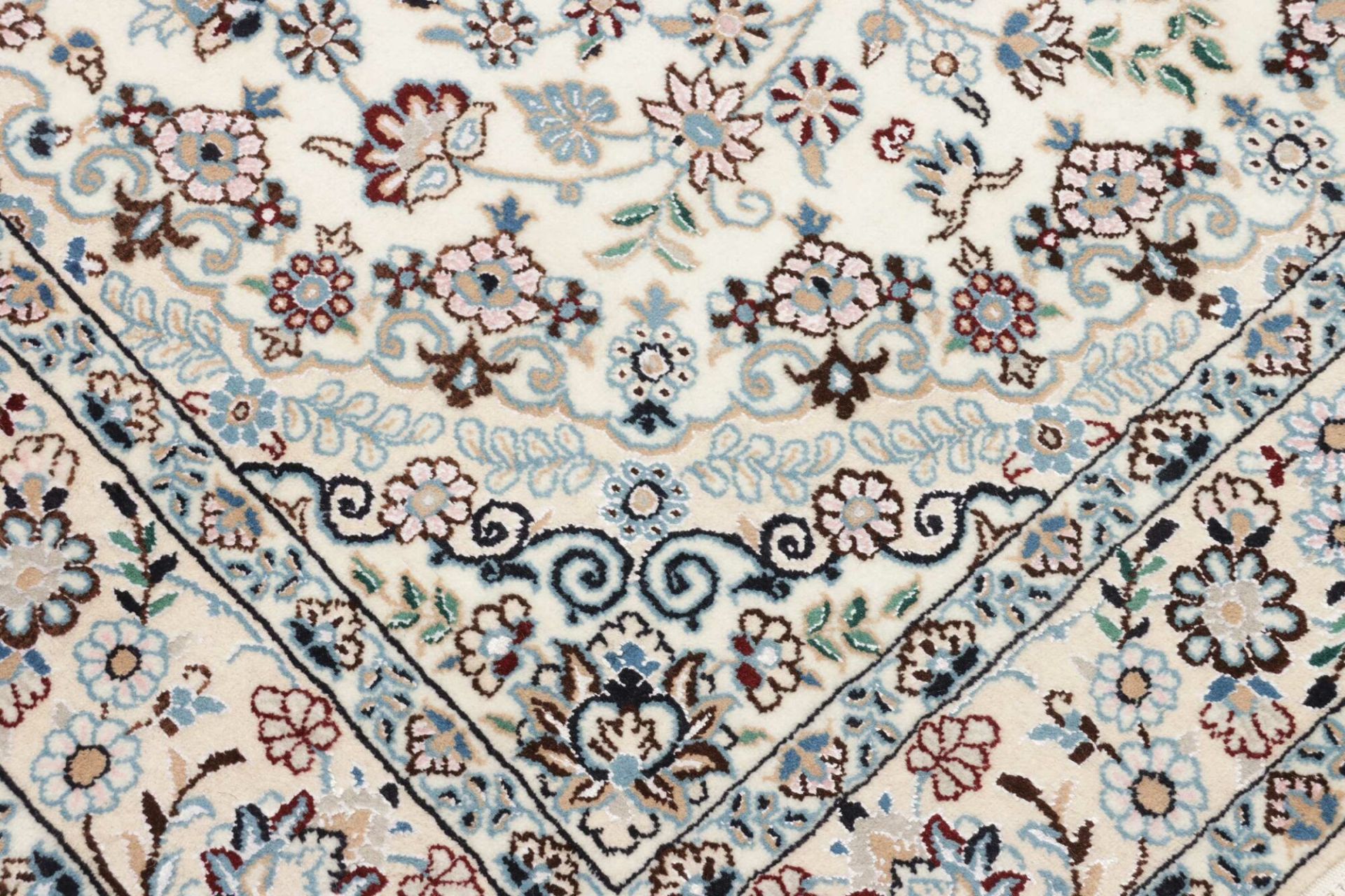 Nain Persian Rug — hand-knotted, 136 × 209 cm, Wool