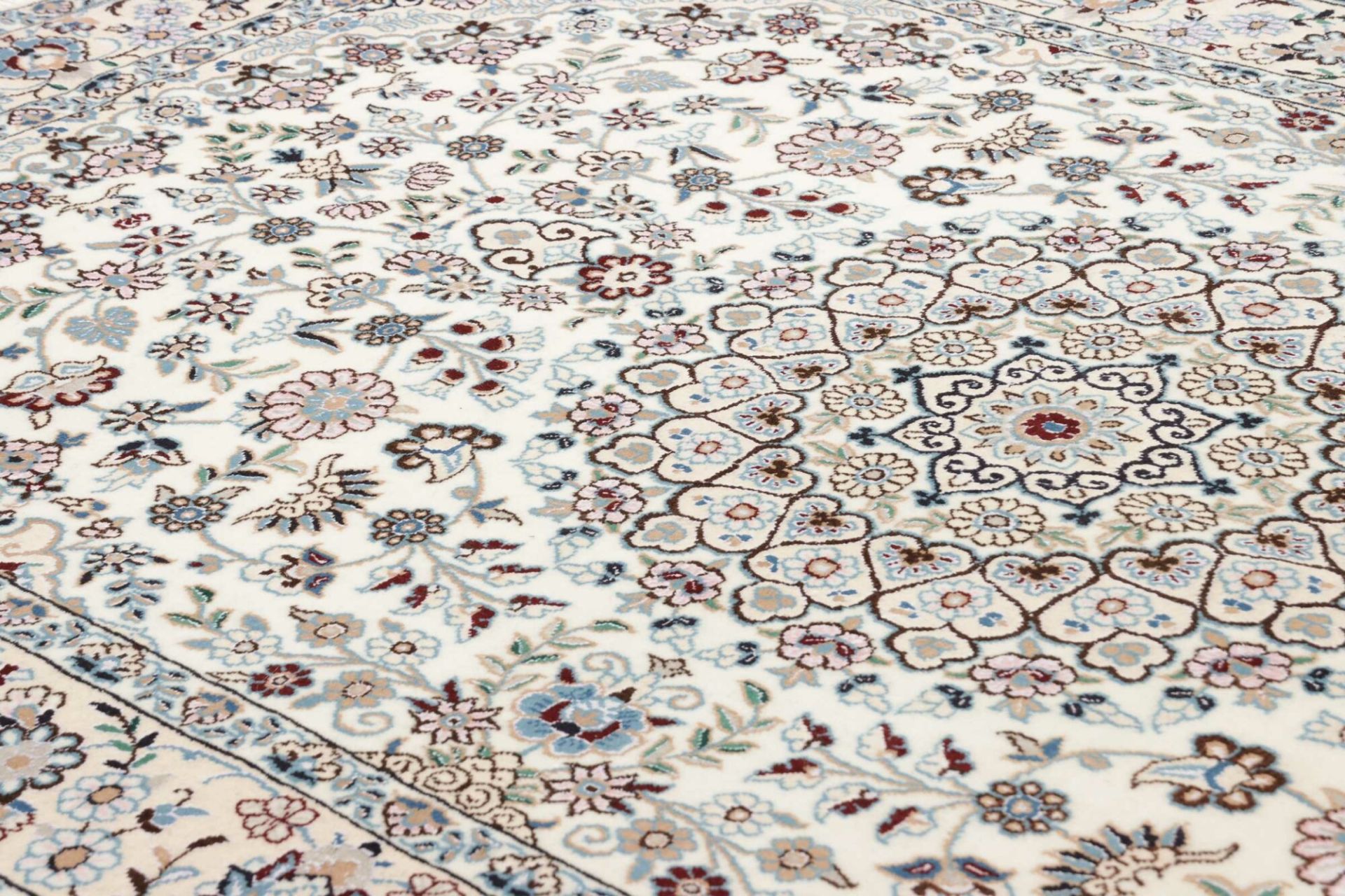 Nain Persian Rug — hand-knotted, 136 × 209 cm, Wool