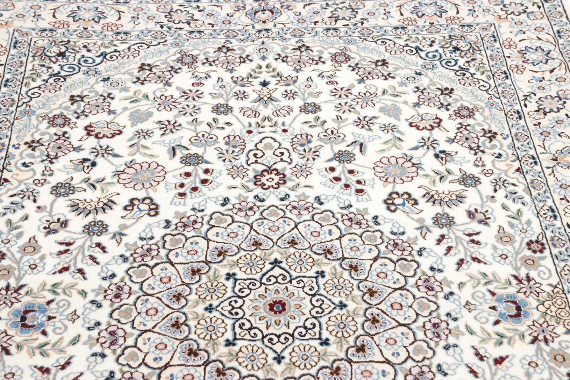 Nain Persian Rug — hand-knotted, 136 × 209 cm, Wool