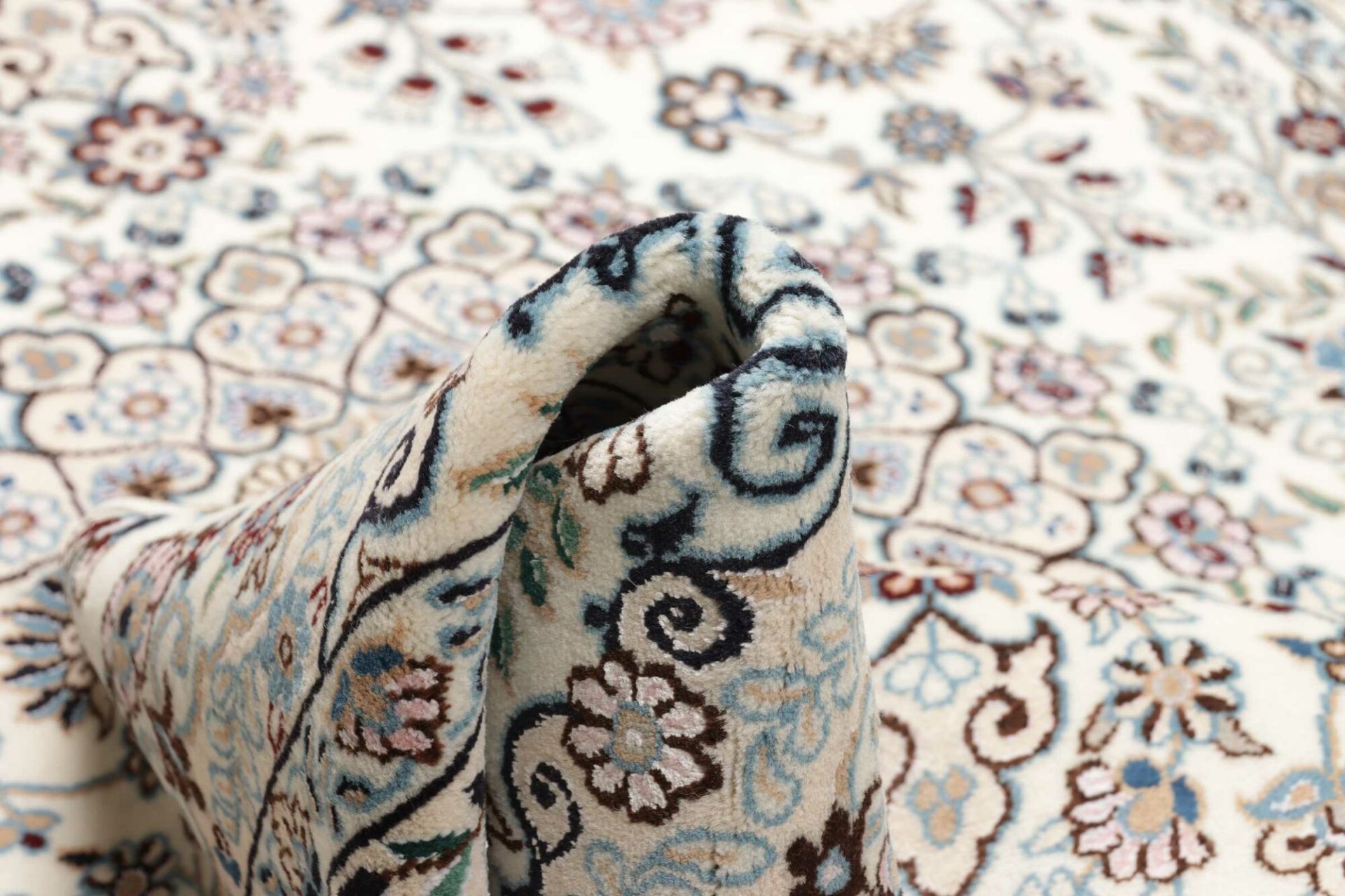 Nain Persian Rug — hand-knotted, 136 × 209 cm, Wool