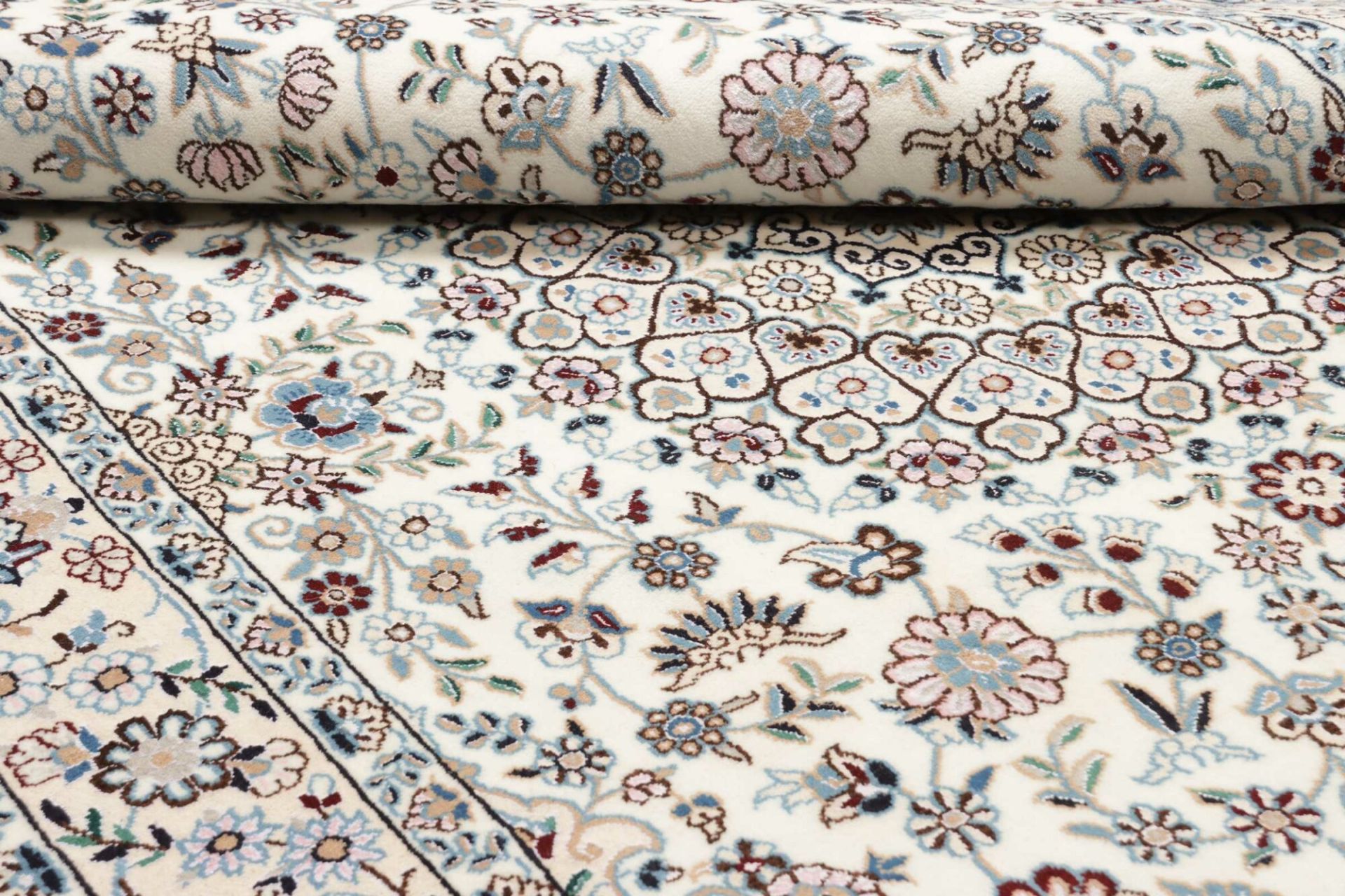 Nain Persian Rug — hand-knotted, 136 × 209 cm, Wool