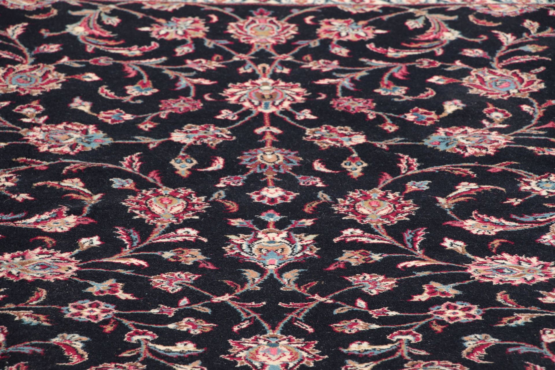 Hand-Knotted Wool Kashan Persian Rug, 250 × 353 cm