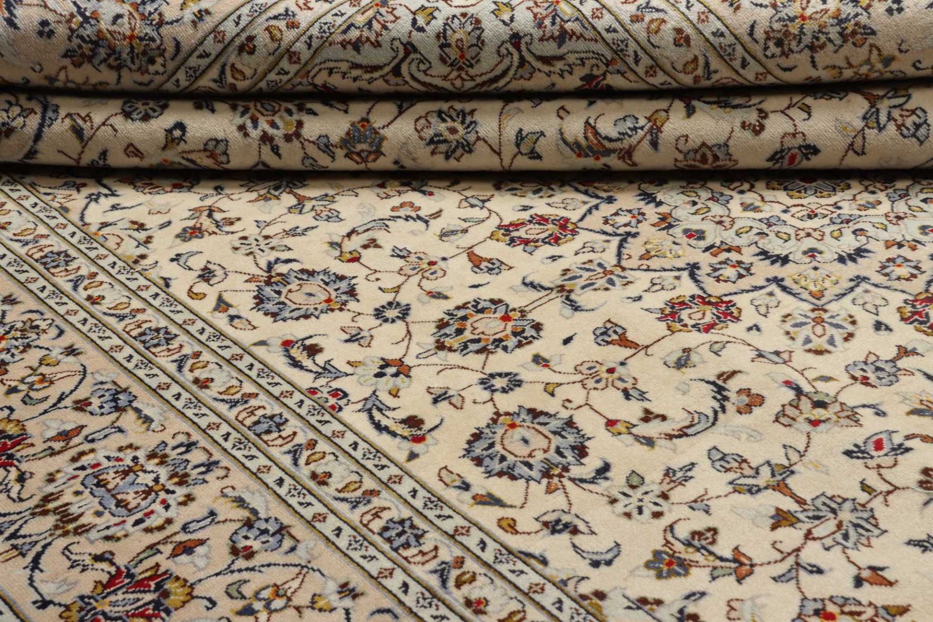 Hand-Knotted Wool Kashan Persian Rug, 239 × 341 cm