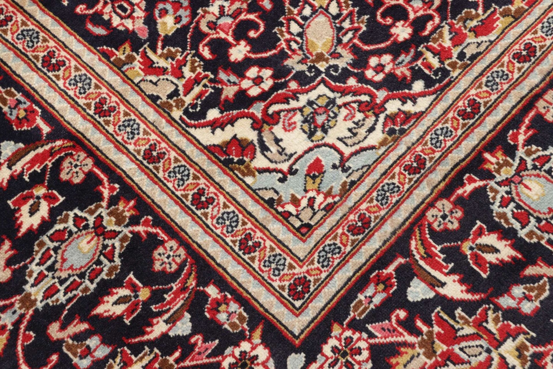 Hand-Knotted Wool Kashan Persian Rug, 241 × 351 cm