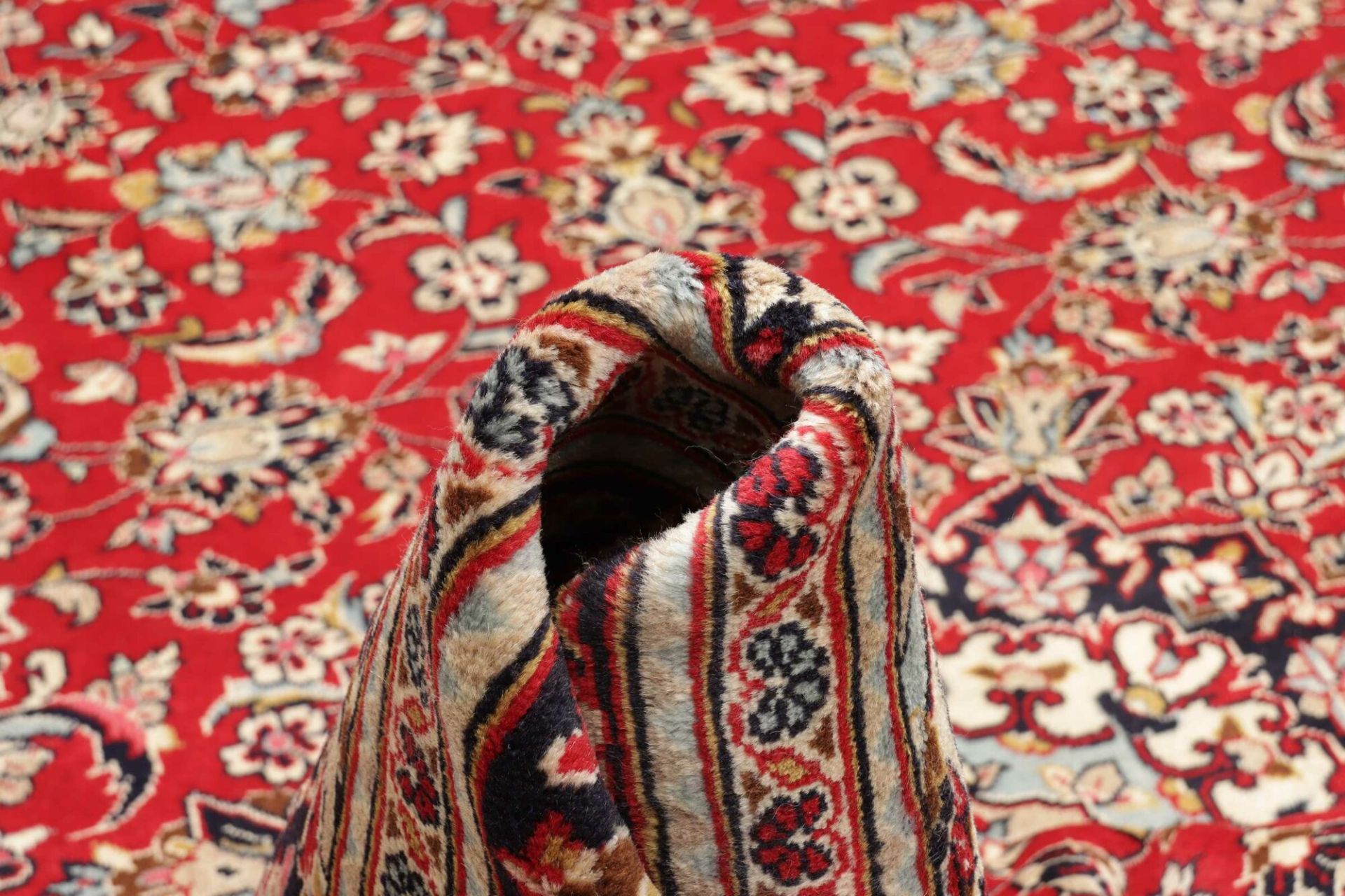 Hand-Knotted Wool Kashan Persian Rug, 241 × 351 cm
