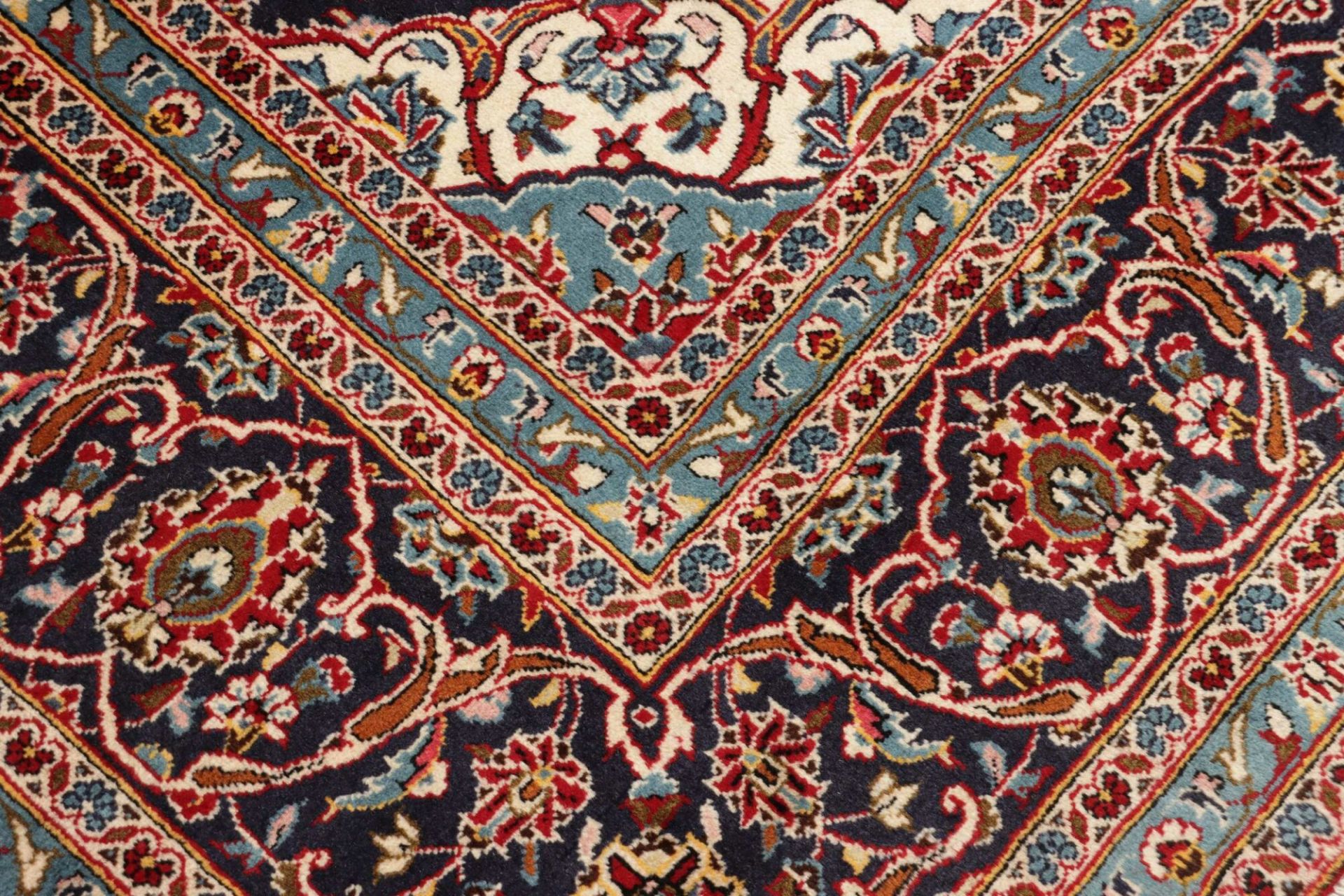 Hand-Knotted Wool Kashan Persian Rug, 251 × 333 cm