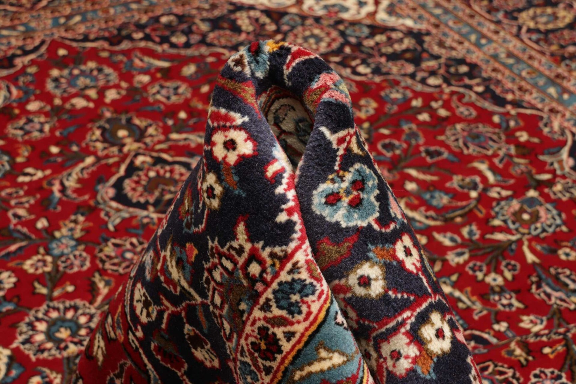 Hand-Knotted Wool Kashan Persian Rug, 251 × 333 cm