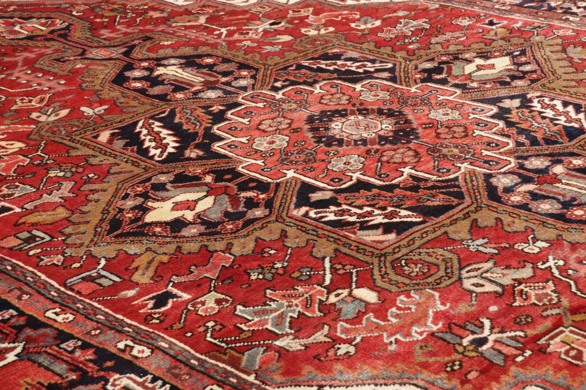 Hand-Knotted Wool Heriz Persian Rug, 239 × 339 cm