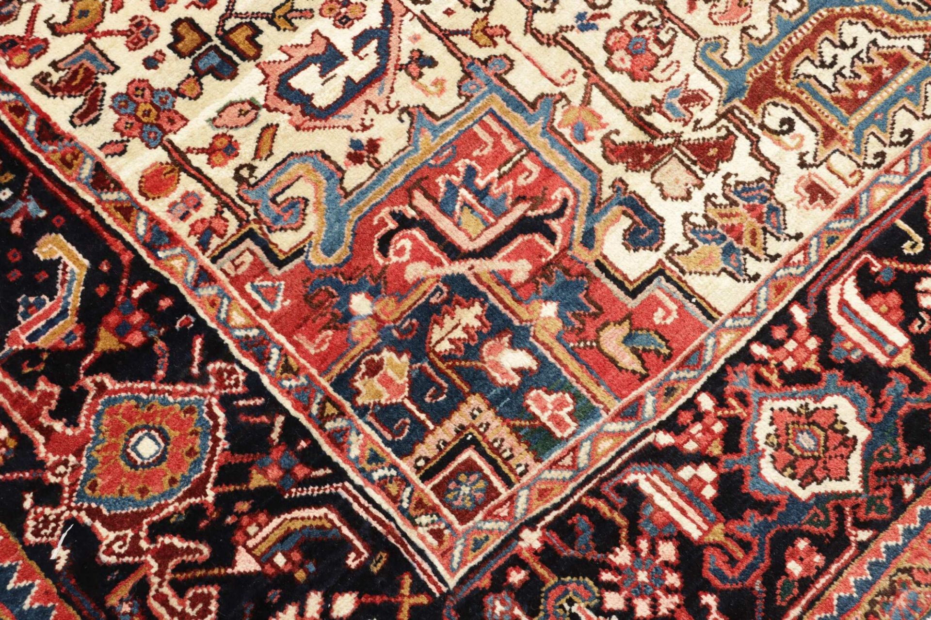 Heriz Persian Rug 233 × 334 cm, Wool, hand-knotted