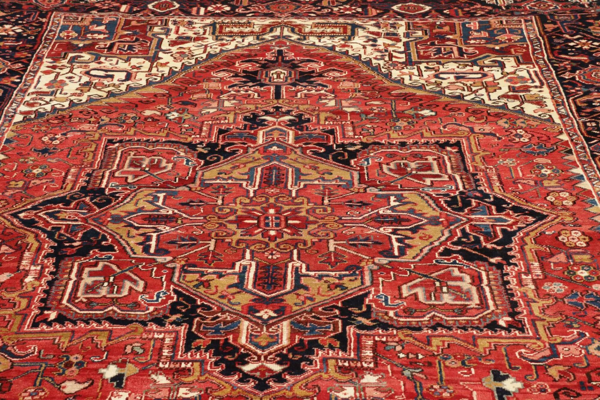 Heriz Persian Rug 233 × 334 cm, Wool, hand-knotted