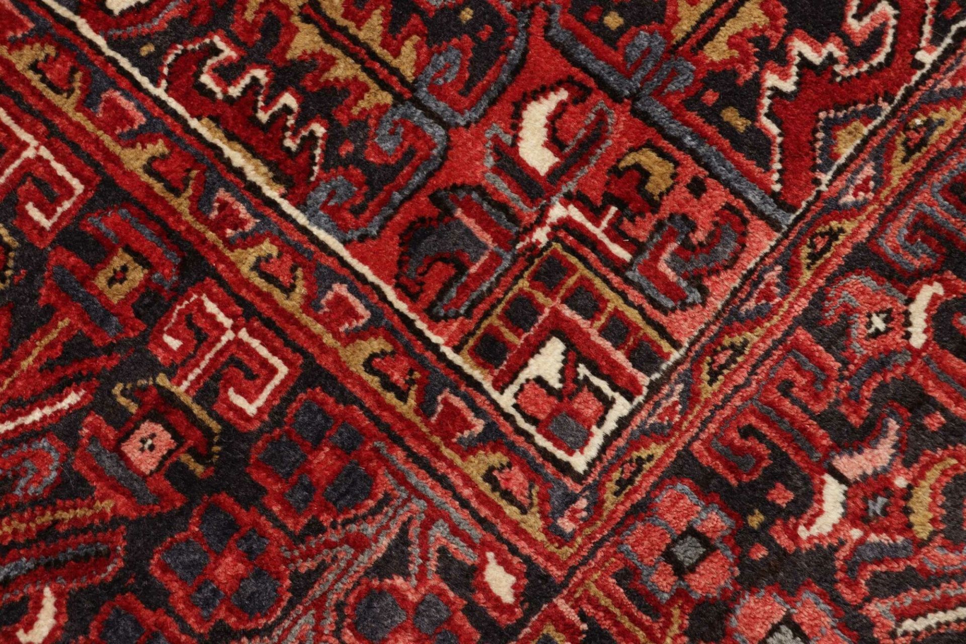 Hand-Knotted Wool Heriz Persian Rug, 266 × 337 cm