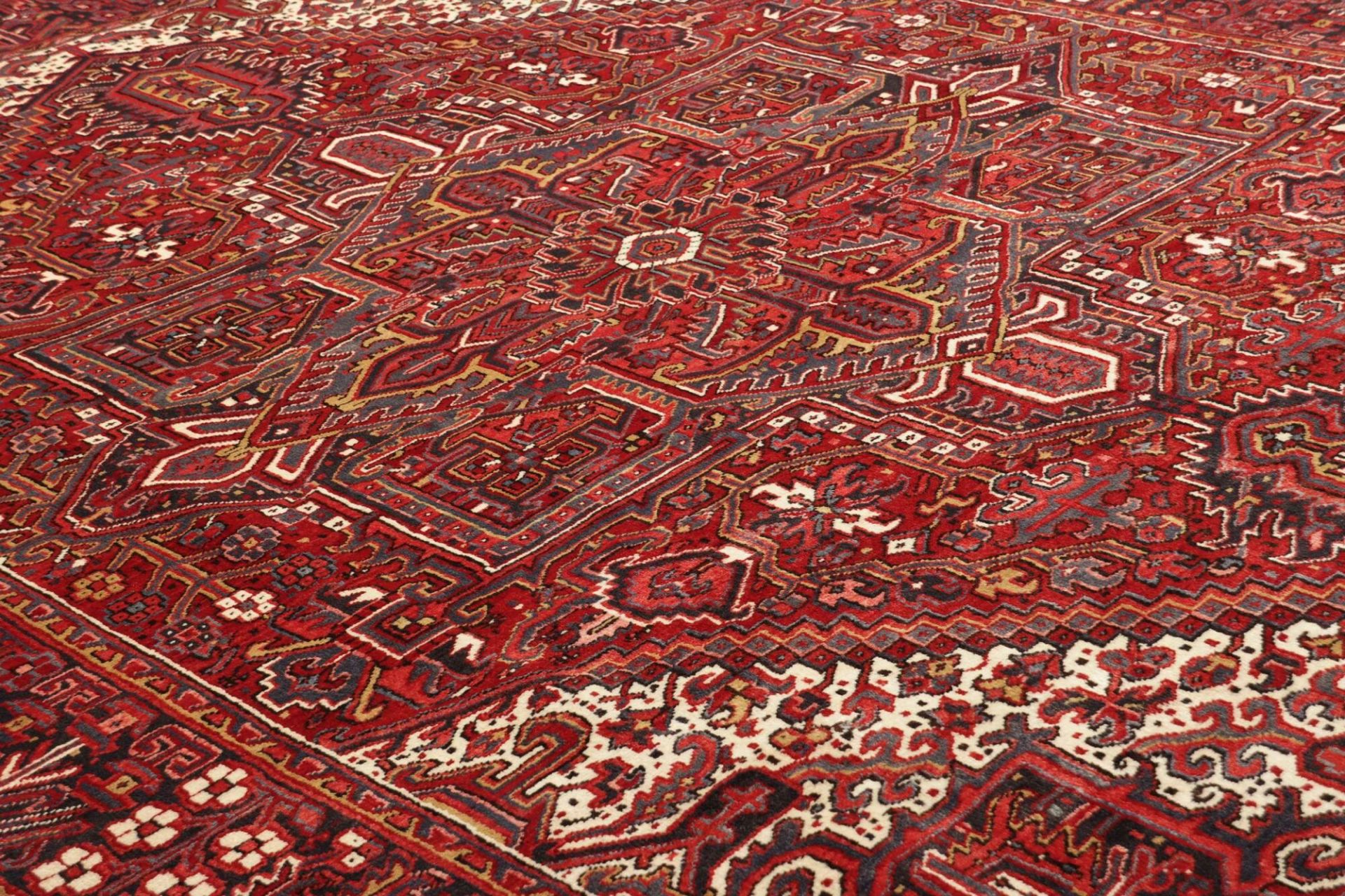 Hand-Knotted Wool Heriz Persian Rug, 266 × 337 cm