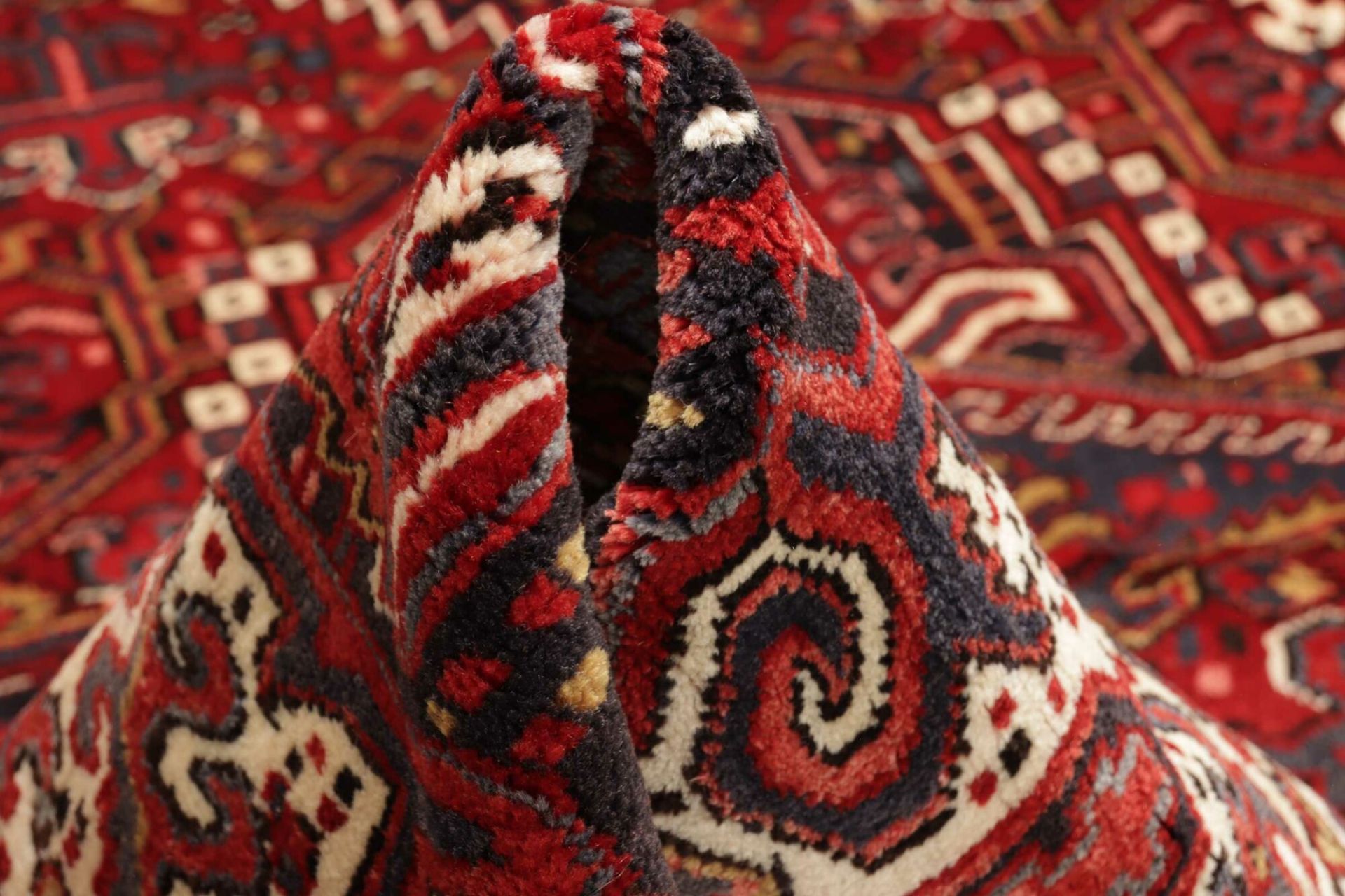 Hand-Knotted Wool Heriz Persian Rug, 266 × 337 cm