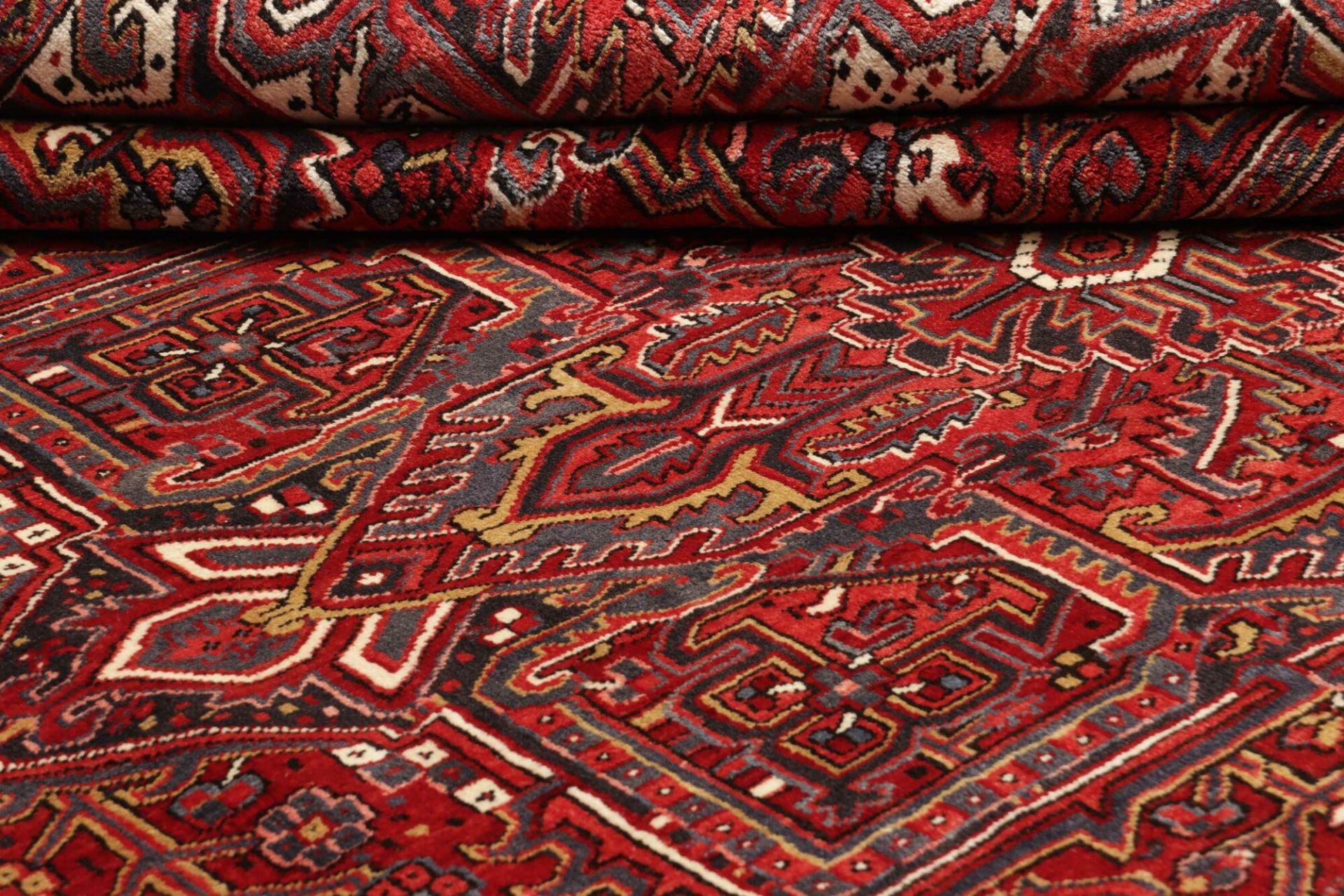 Hand-Knotted Wool Heriz Persian Rug, 266 × 337 cm