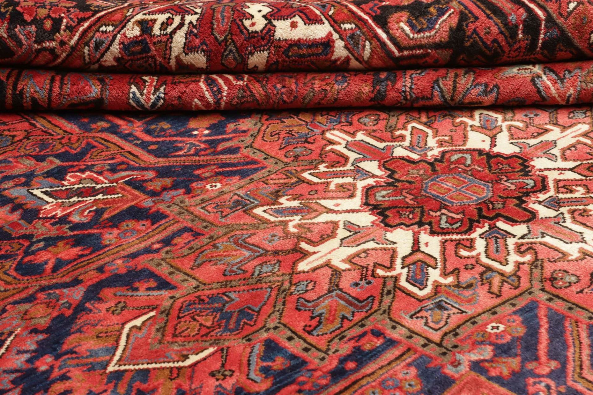 Heriz Persian Rug — hand-knotted, 257 × 351 cm, Wool