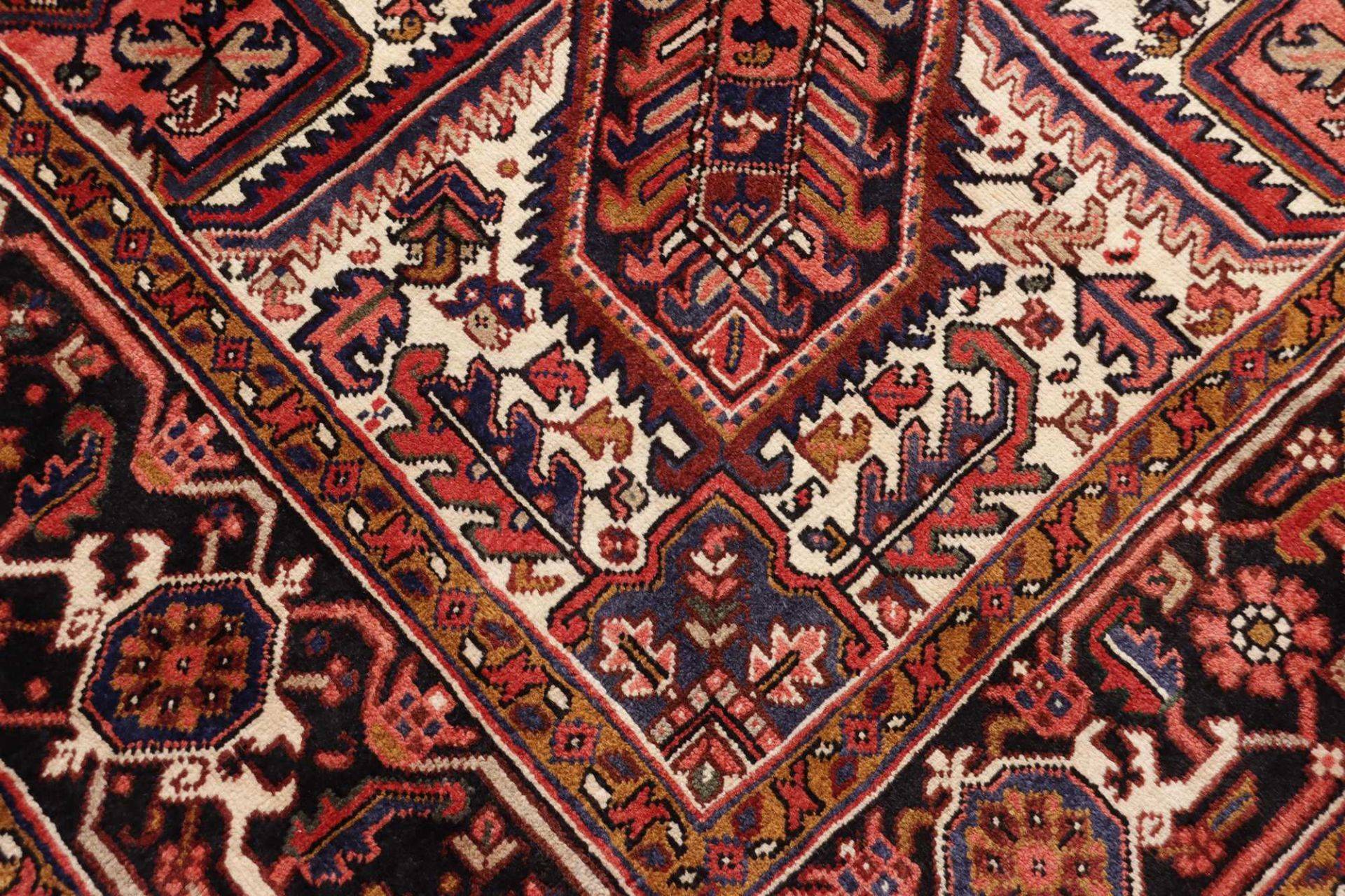 Hand-Knotted Wool Heriz Persian Rug, 261 × 335 cm