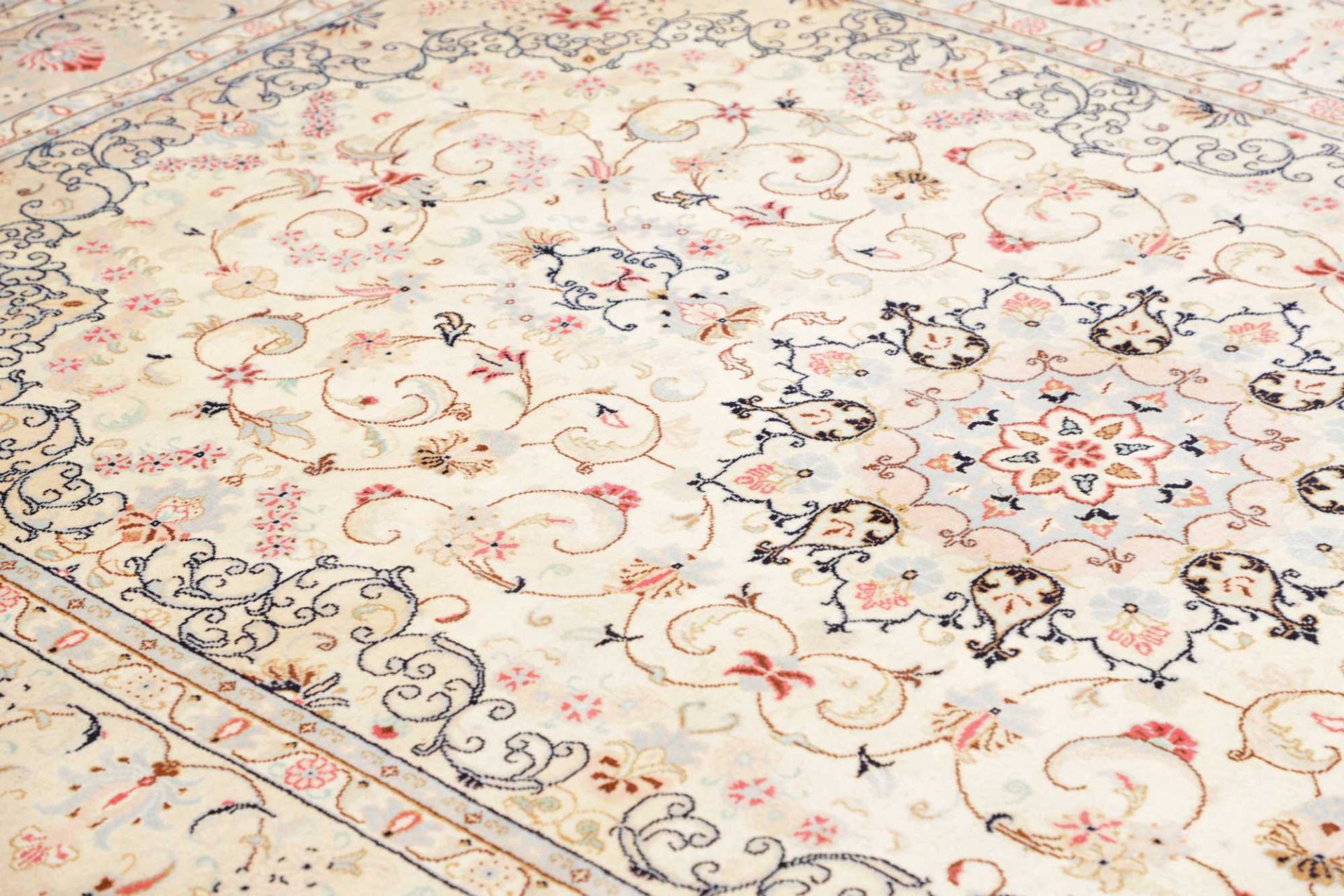 Hand-Knotted Wool Kashan Persian Rug, 196 × 299 cm