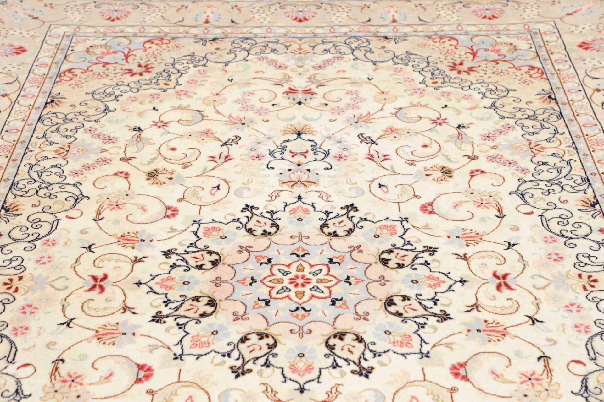 Hand-Knotted Wool Kashan Persian Rug, 196 × 299 cm