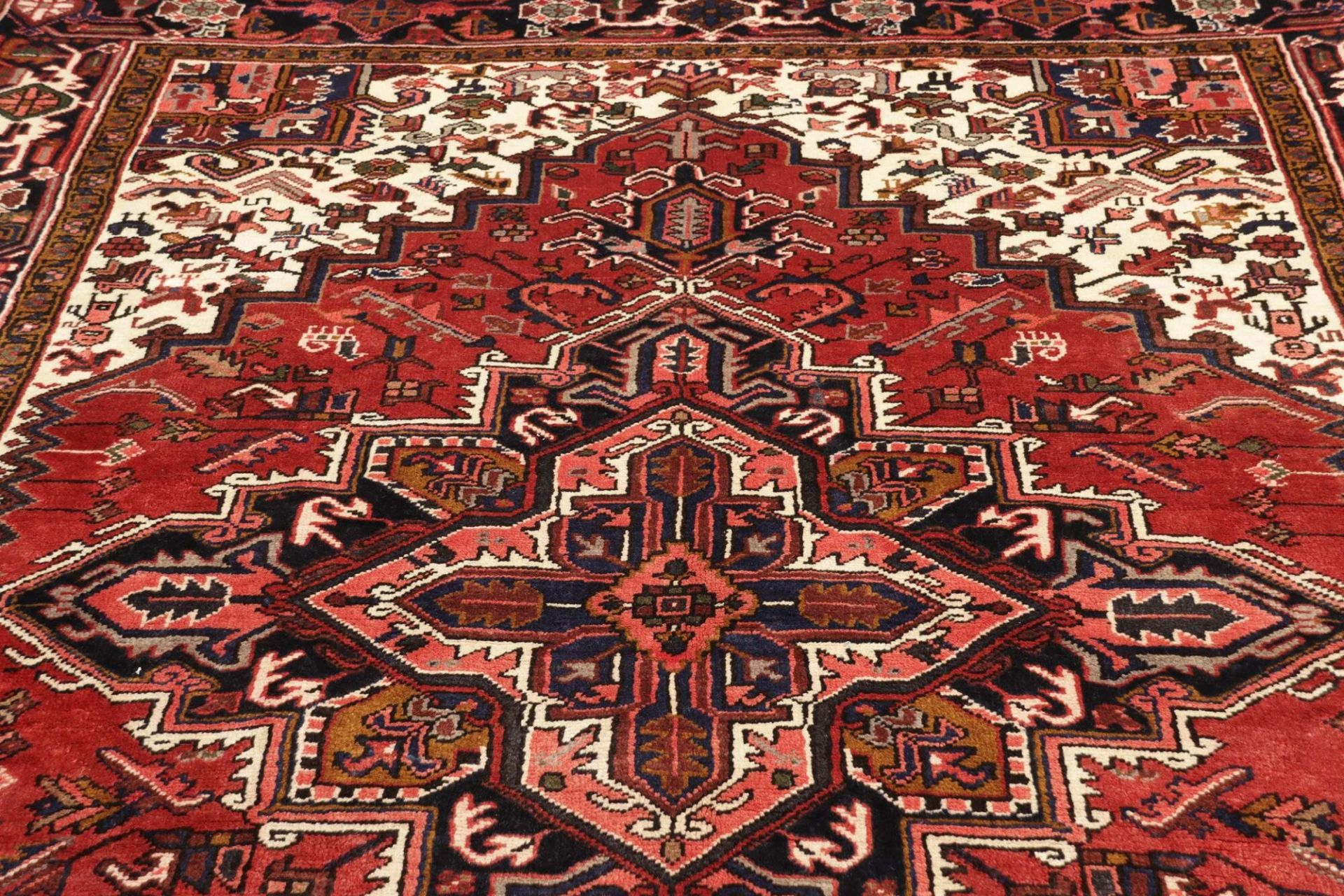 Heriz Persian Rug 207 × 299 cm, Wool, hand-knotted