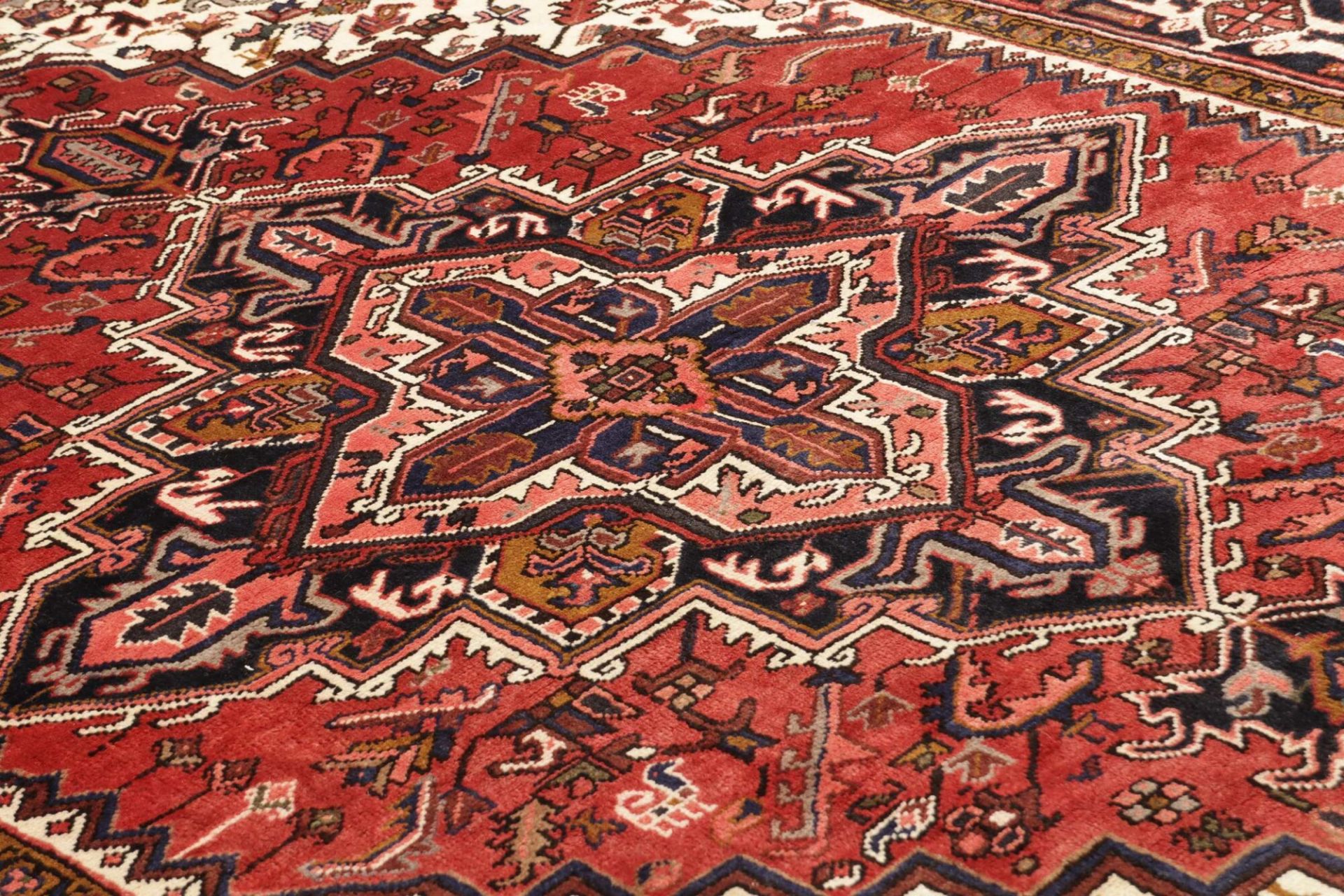 Heriz Persian Rug 207 × 299 cm, Wool, hand-knotted