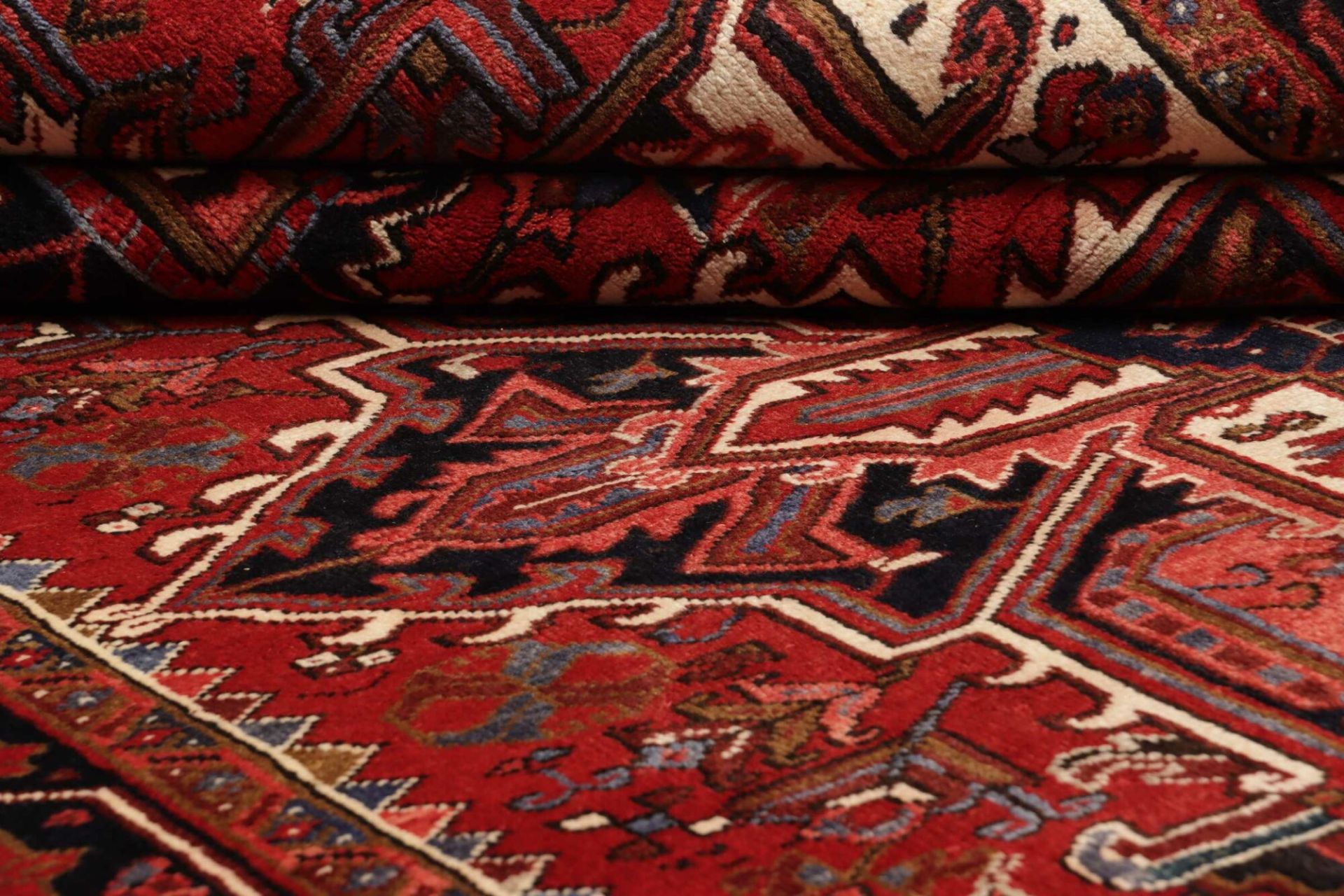 Heriz Persian Rug — hand-knotted, 207 × 306 cm, Wool