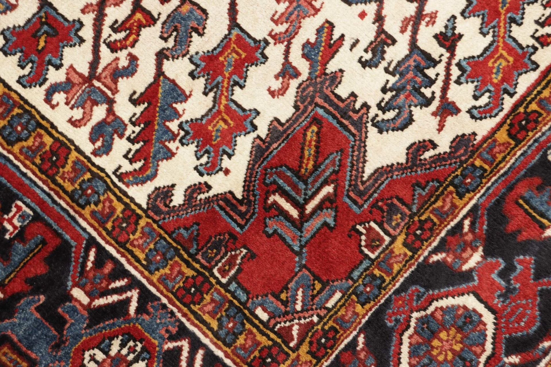 Heriz Persian Rug 207 × 289 cm, Wool, hand-knotted