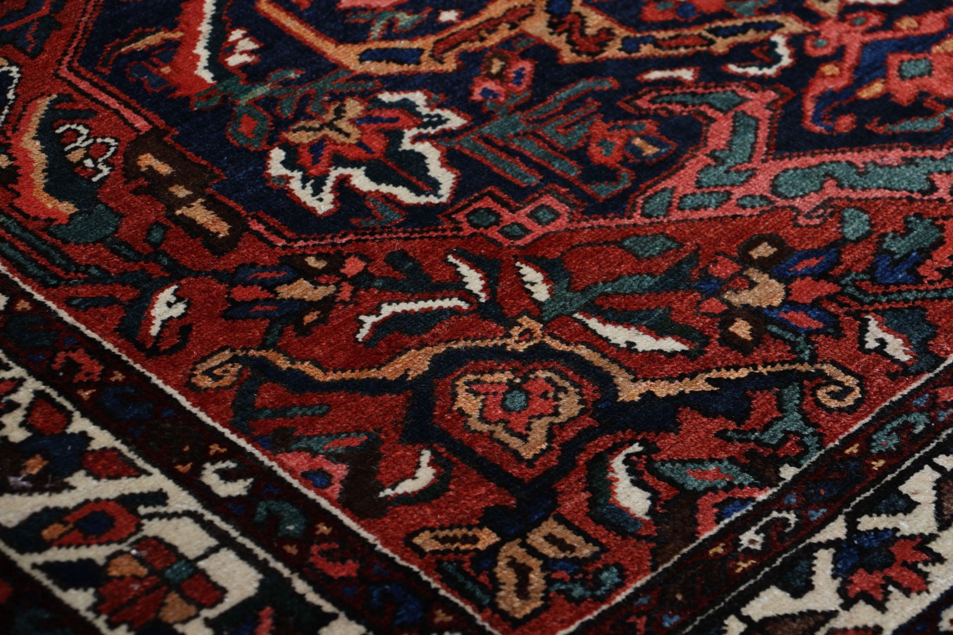 Bakhtiari Persian Rug 150 × 214 cm, Wool, hand-knotted