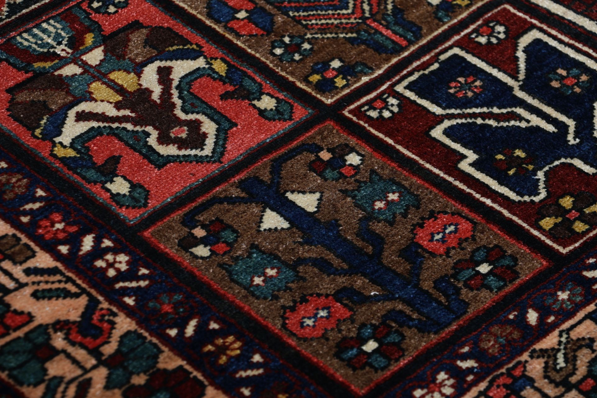 Antique Bakhtiari Persian Rug, 162 × 205 cm, Wool