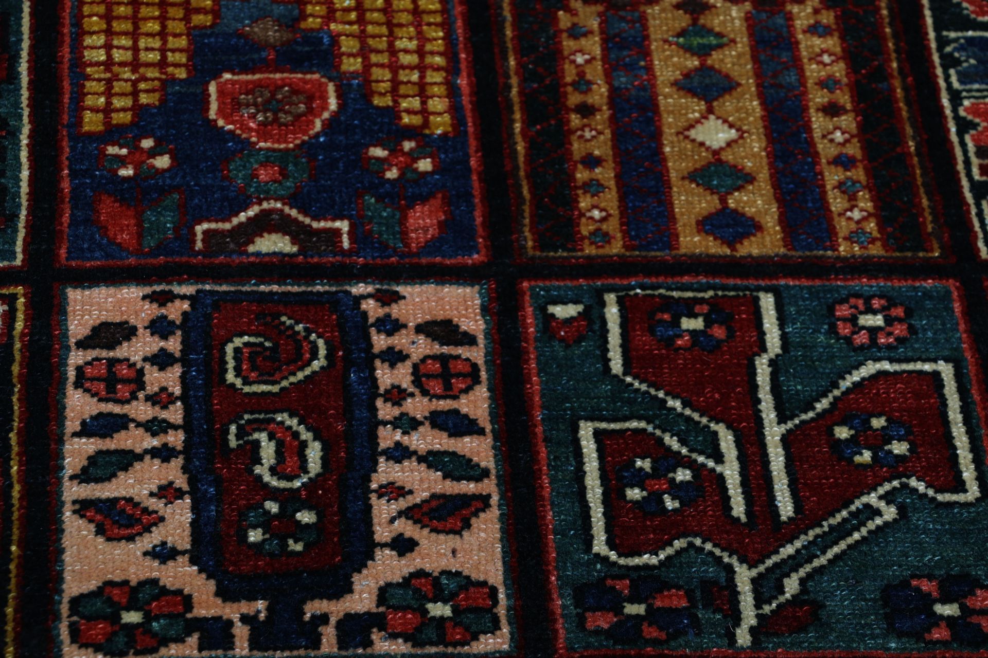 Antique Bakhtiari Persian Rug, 162 × 205 cm, Wool