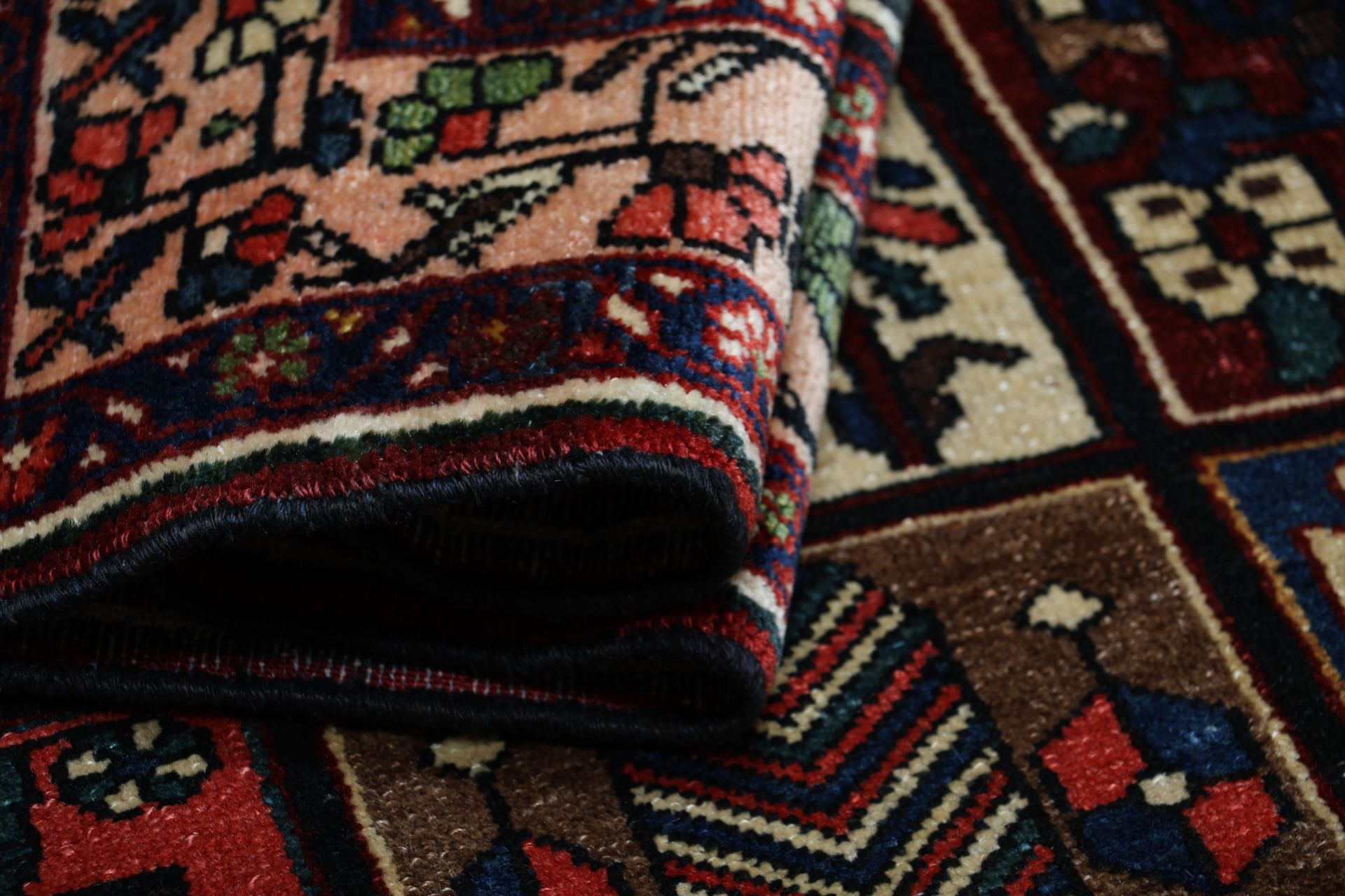 Antique Bakhtiari Persian Rug, 162 × 205 cm, Wool