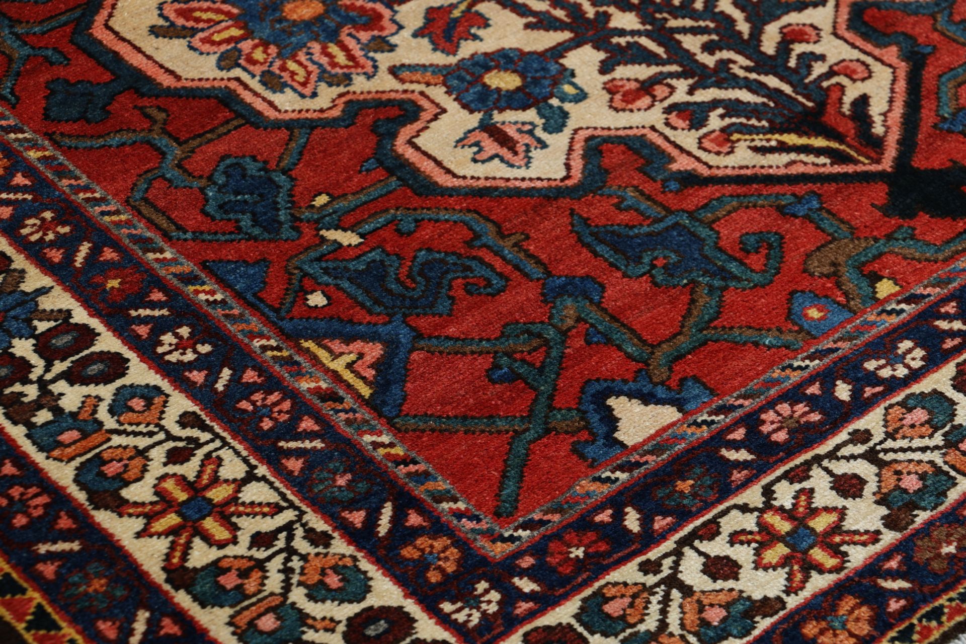 Hand-Knotted Wool Bakhtiari Persian Rug, 141 × 219 cm