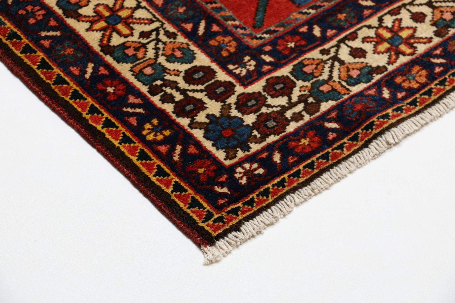 Hand-Knotted Wool Bakhtiari Persian Rug, 141 × 219 cm