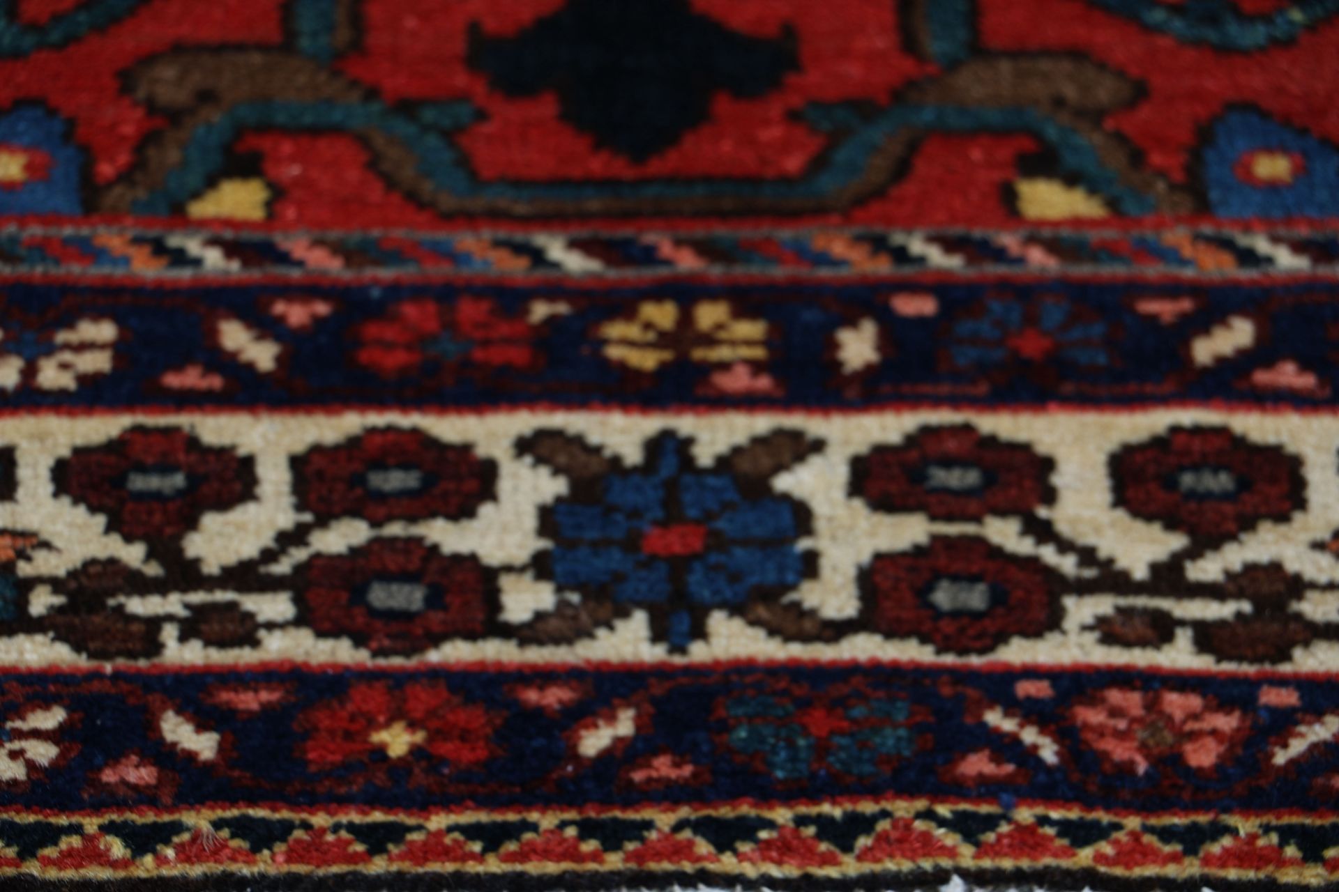Hand-Knotted Wool Bakhtiari Persian Rug, 141 × 219 cm