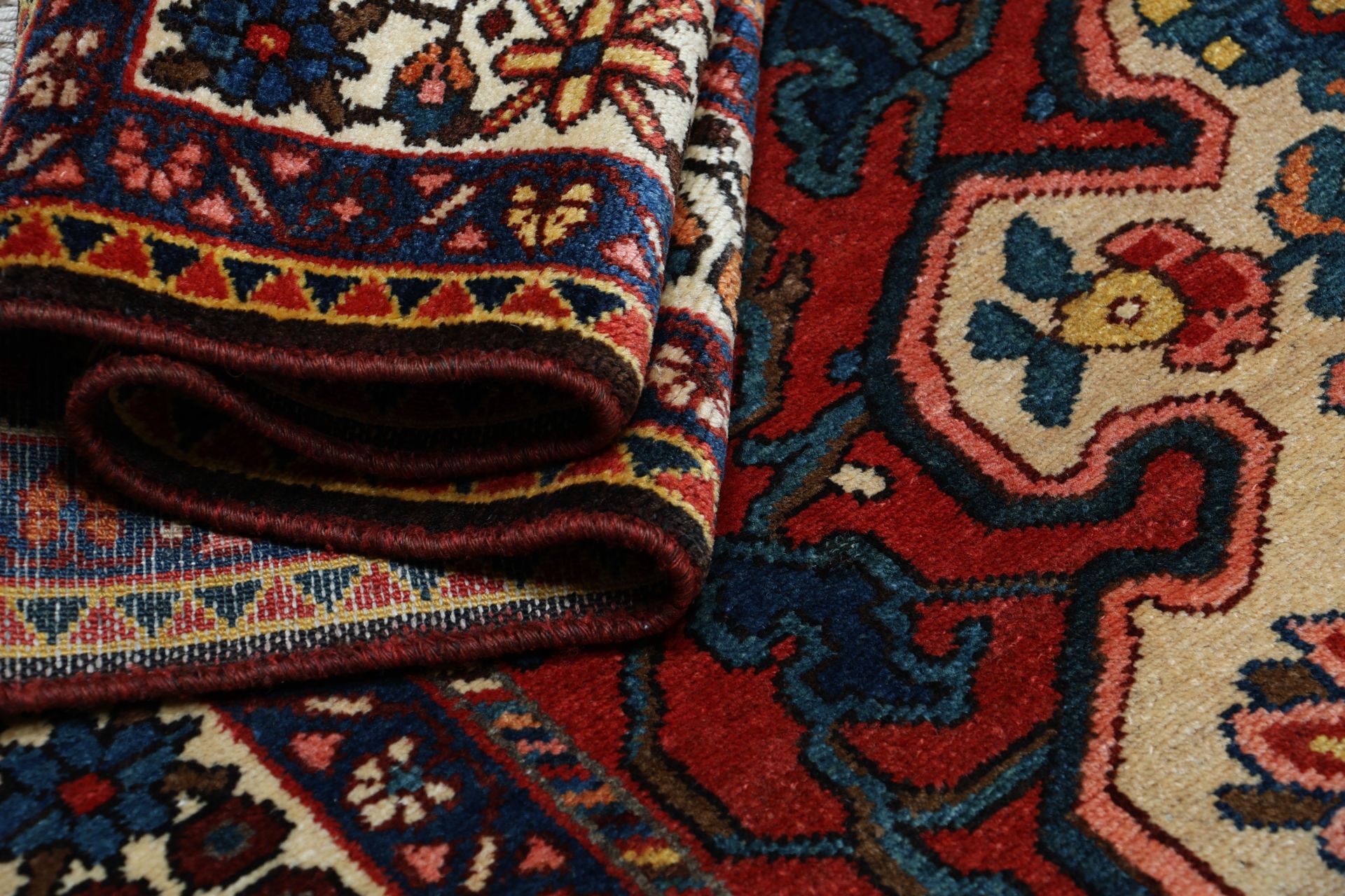 Hand-Knotted Wool Bakhtiari Persian Rug, 141 × 219 cm