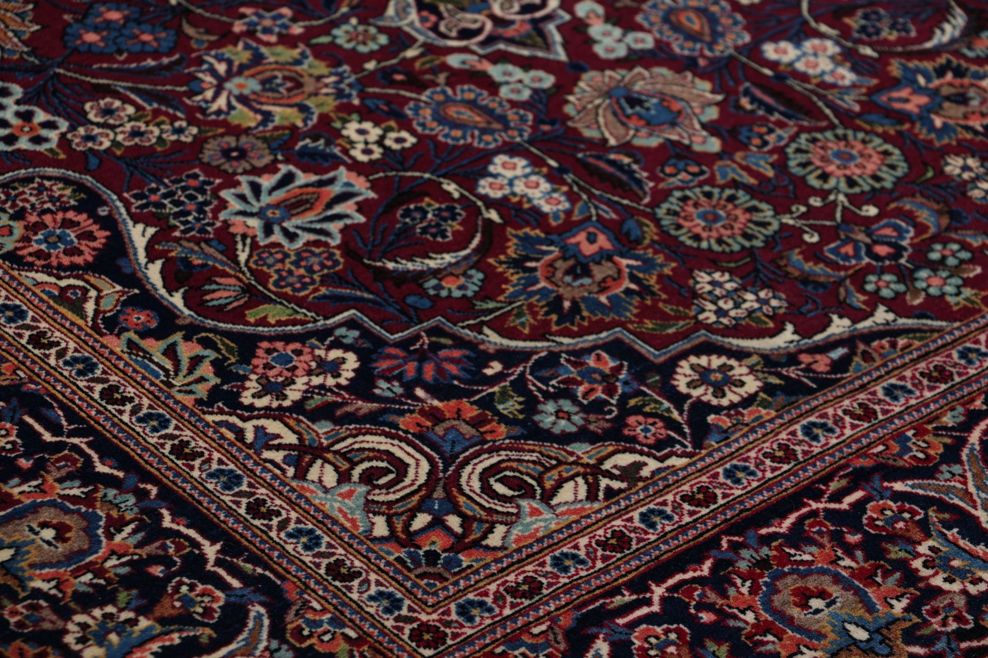 Hand-Knotted Wool Kashan Persian Rug, 133 × 210 cm
