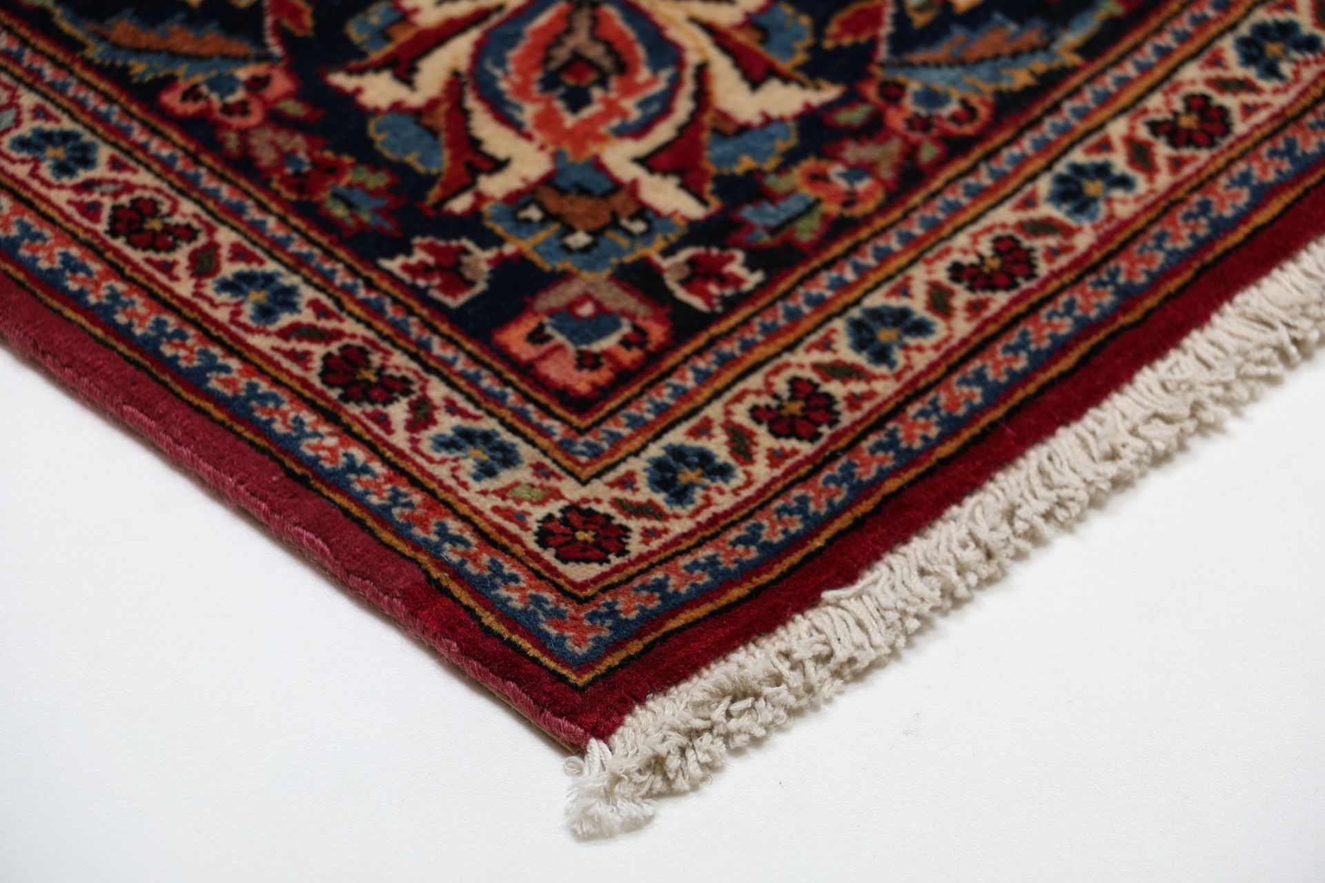 Hand-Knotted Wool Kashan Persian Rug, 133 × 210 cm