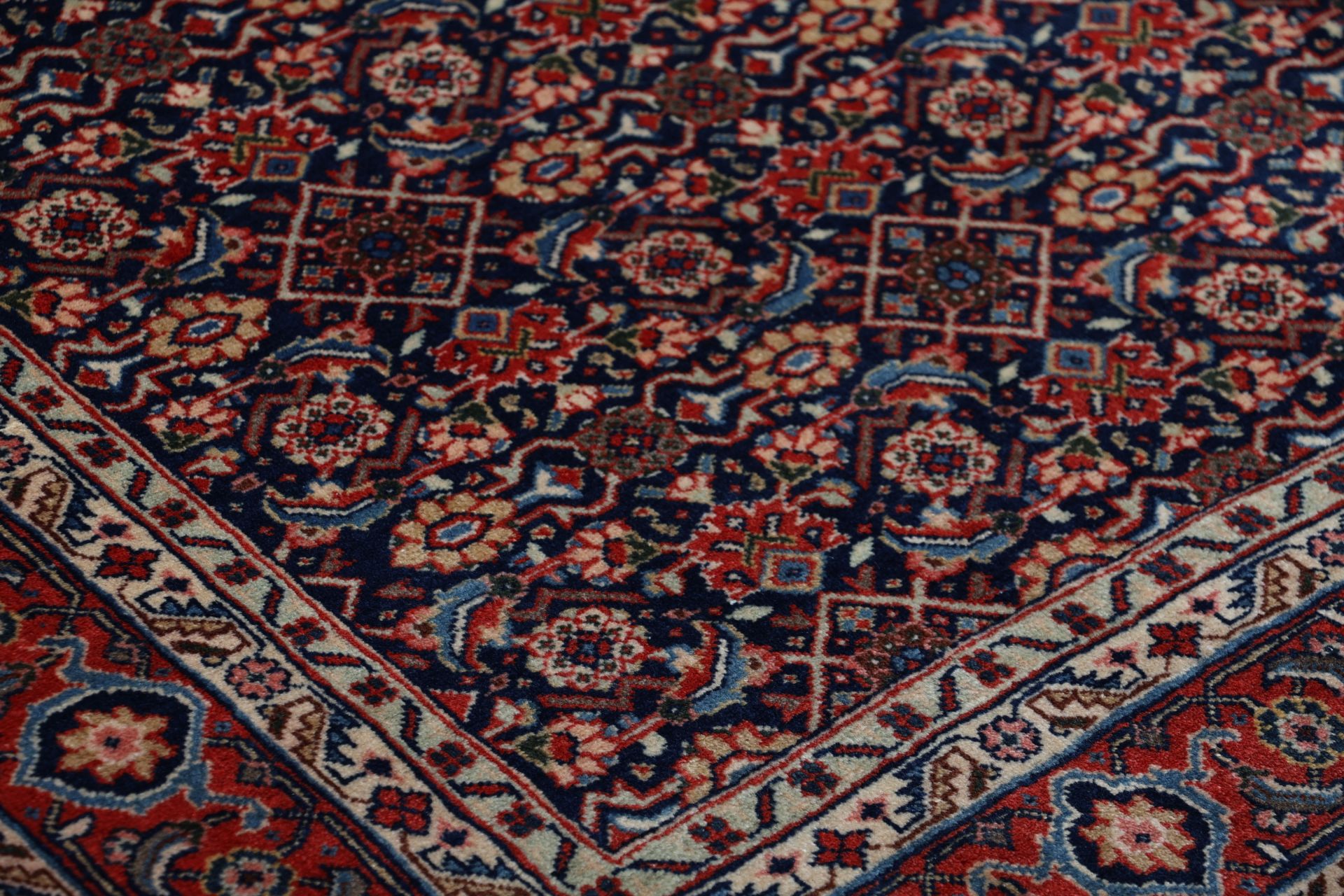 Antique Sarouk Persian Rug, 135 × 210 cm, Wool