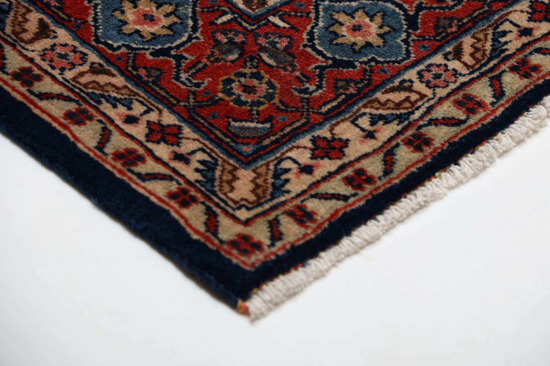 Antique Sarouk Persian Rug, 135 × 210 cm, Wool