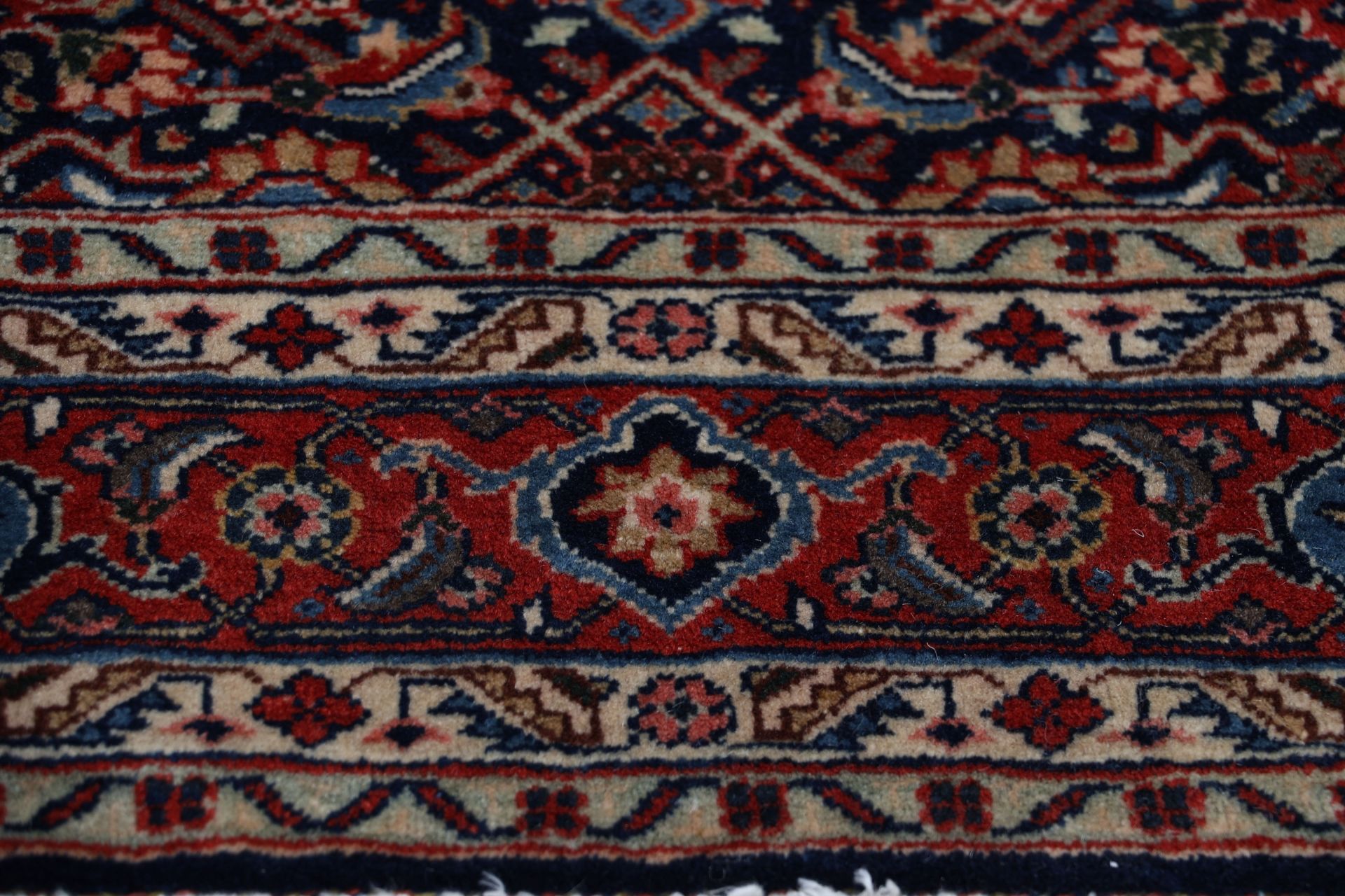 Antique Sarouk Persian Rug, 135 × 210 cm, Wool