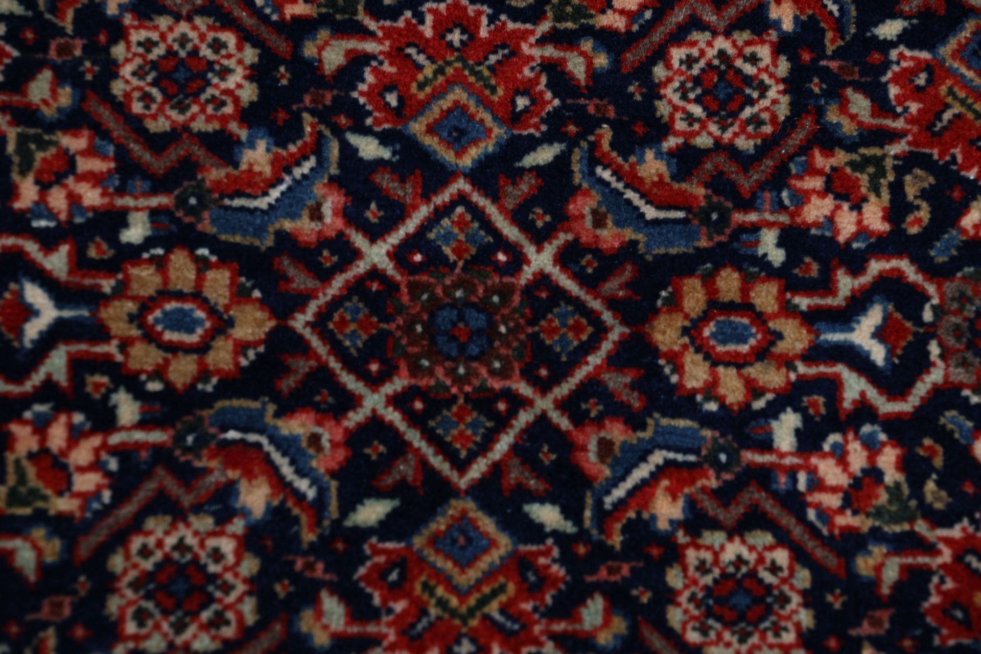 Antique Sarouk Persian Rug, 135 × 210 cm, Wool